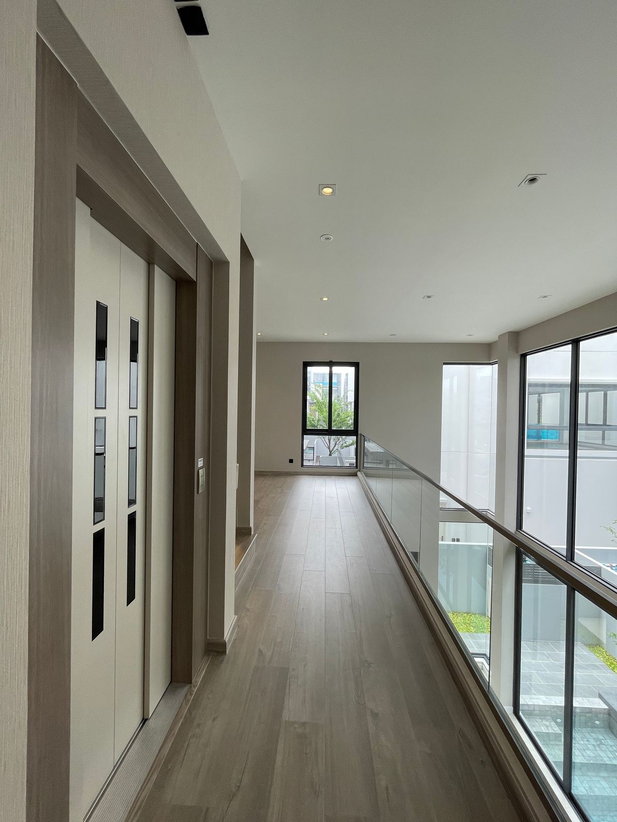 ขายบ้านพระราม 9 เพชรบุรีตัดใหม่ RCA : ขายอาร์เทล อโศก – พระราม 9 แบบบ้าน ARCHE ที่สุดแห่งความหรูหรา บ้านแฝด 3.5 ชั้น พร้อมสระว่ายน้ำส่วนตัวและลิฟต์ส่วนตัว โดดเด่นด้วยดีไซน์หรูหรา ทันสมัย และพื้นที่ใช้สอยที่กว้างขวาง เดินทางสะดวกสบาย ใกล้โรงเรียนนานาชาติและห้างสรรพสินค้า 