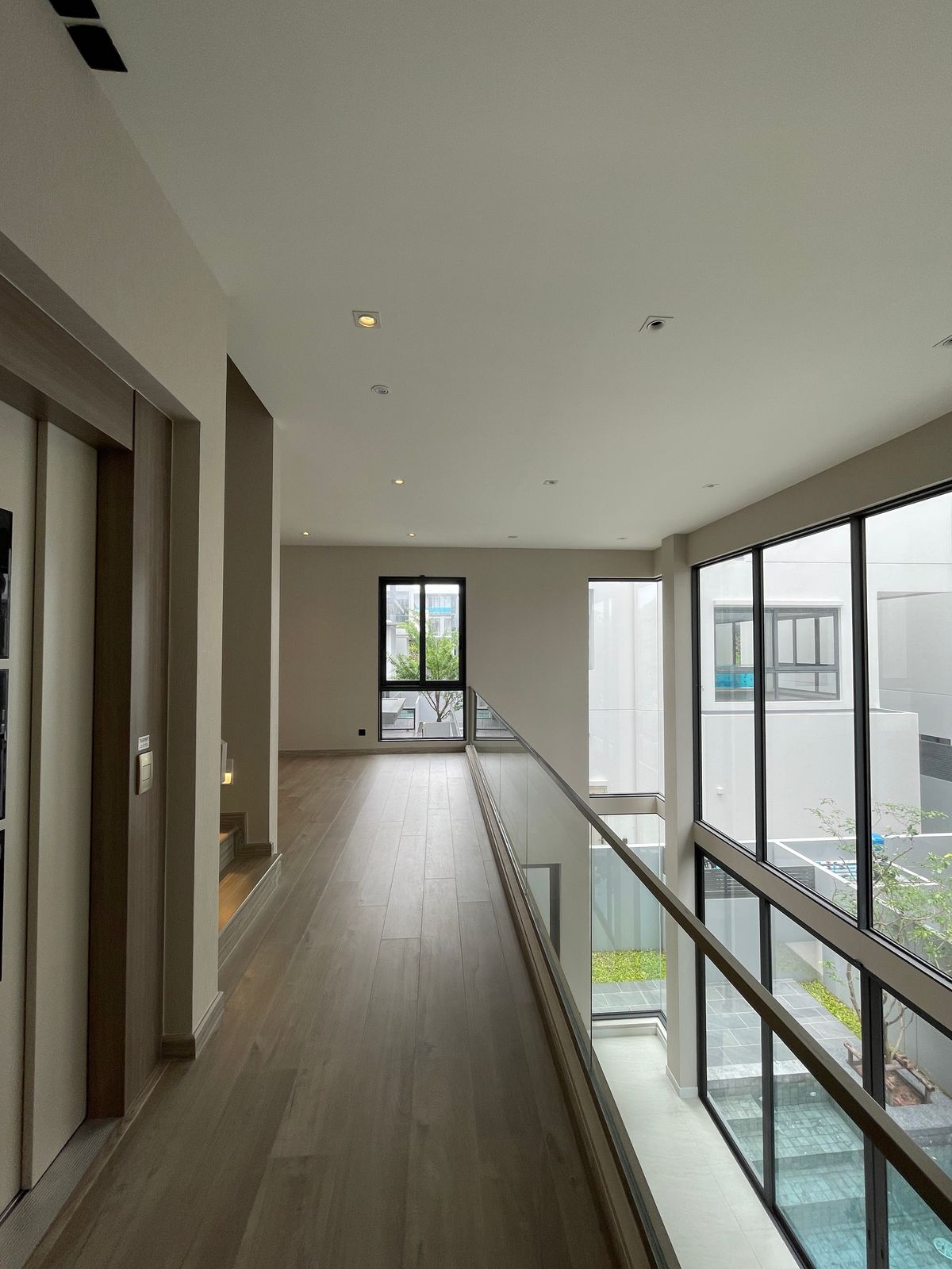 ขายบ้านพระราม 9 เพชรบุรีตัดใหม่ RCA : ขายอาร์เทล อโศก – พระราม 9 แบบบ้าน ARCHE ที่สุดแห่งความหรูหรา บ้านแฝด 3.5 ชั้น พร้อมสระว่ายน้ำส่วนตัวและลิฟต์ส่วนตัว โดดเด่นด้วยดีไซน์หรูหรา ทันสมัย และพื้นที่ใช้สอยที่กว้างขวาง เดินทางสะดวกสบาย ใกล้โรงเรียนนานาชาติและห้างสรรพสินค้า 