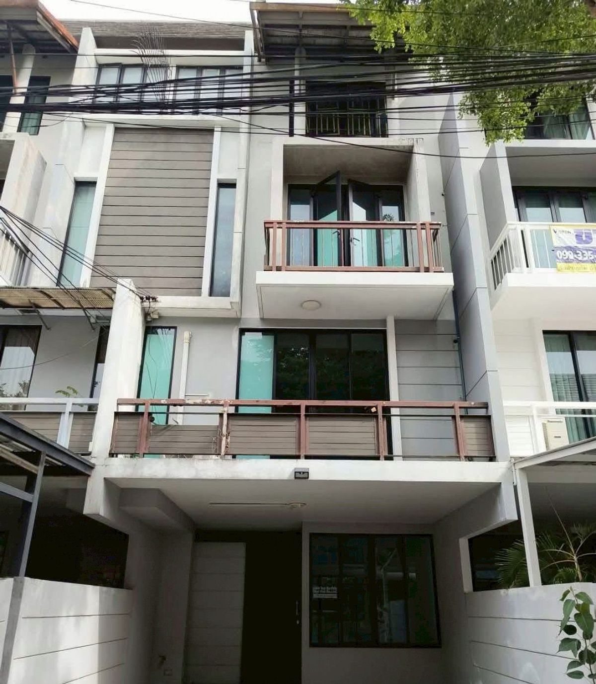 ขายทาวน์โฮมสุขุมวิท อโศก ทองหล่อ : LTHC12589 – Townhouse FOR SALE in Sukhumvit 77 Size 21.5 Sqw. 86 Sqm. 5 beds 5 beds Near BTS Onnut Station ONLY 6.99 MB