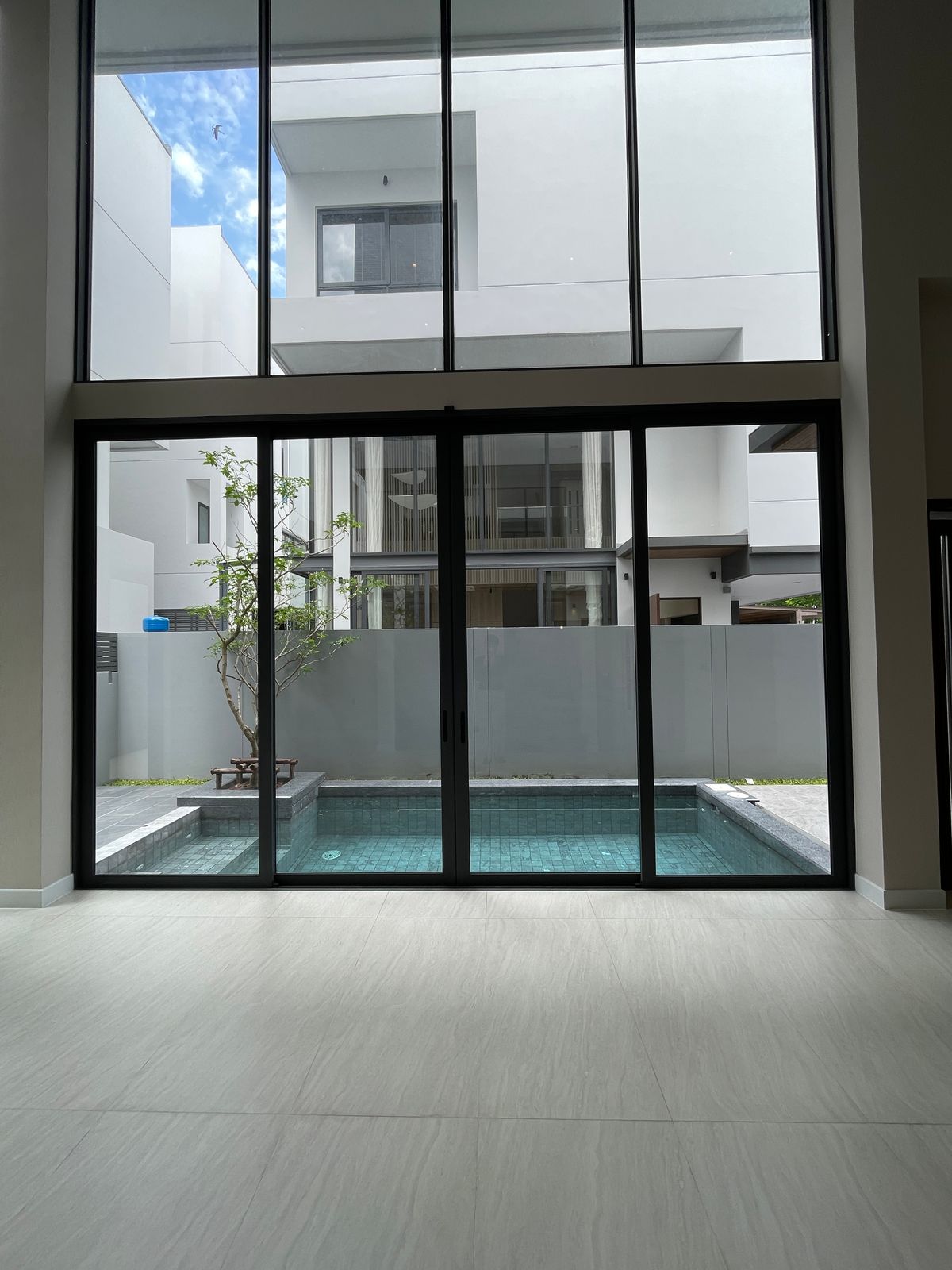 ขายบ้านพระราม 9 เพชรบุรีตัดใหม่ RCA : ขายอาร์เทล อโศก – พระราม 9 แบบบ้าน ARCHE ที่สุดแห่งความหรูหรา บ้านแฝด 3.5 ชั้น พร้อมสระว่ายน้ำส่วนตัวและลิฟต์ส่วนตัว โดดเด่นด้วยดีไซน์หรูหรา ทันสมัย และพื้นที่ใช้สอยที่กว้างขวาง เดินทางสะดวกสบาย ใกล้โรงเรียนนานาชาติและห้างสรรพสินค้า 