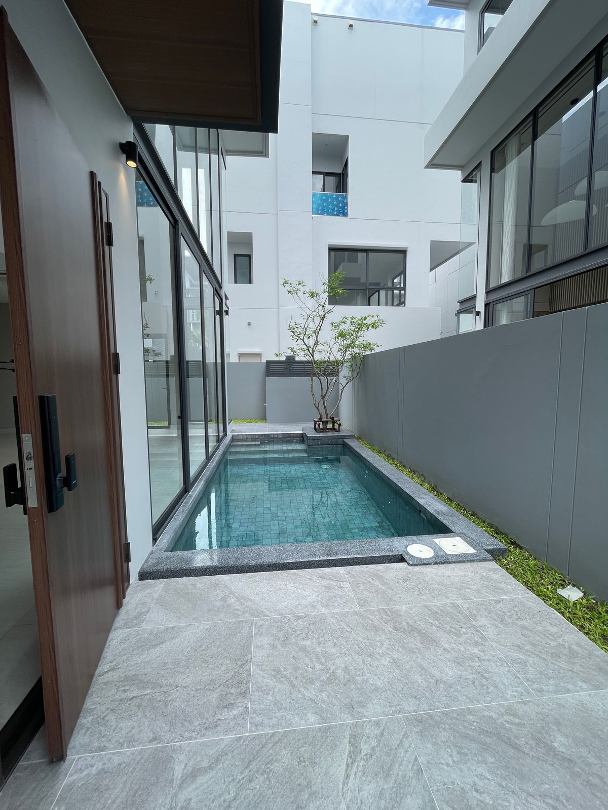 ขายบ้านพระราม 9 เพชรบุรีตัดใหม่ RCA : ขายอาร์เทล อโศก – พระราม 9 แบบบ้าน ARCHE ที่สุดแห่งความหรูหรา บ้านแฝด 3.5 ชั้น พร้อมสระว่ายน้ำส่วนตัวและลิฟต์ส่วนตัว โดดเด่นด้วยดีไซน์หรูหรา ทันสมัย และพื้นที่ใช้สอยที่กว้างขวาง เดินทางสะดวกสบาย ใกล้โรงเรียนนานาชาติและห้างสรรพสินค้า 