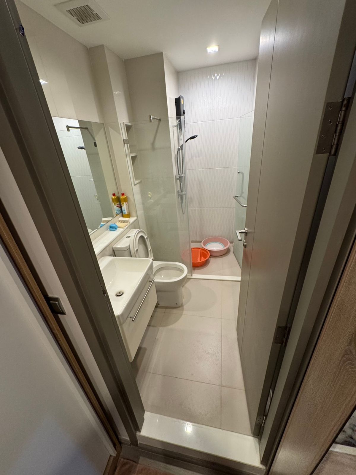 For RentCondoRama9, Petchburi, RCA : Life Asoke Hype rental price 21,500 baht/month [MKR250617]