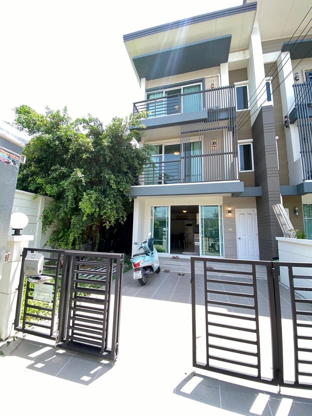 For SaleTownhomePattanakan, Srinakarin : 🌟 Corner Renovated Townhome for Sale – “Town Avenue Rama 9” | Prime Location, Ready to Move In, Ideal for Living or Investment! 🌟