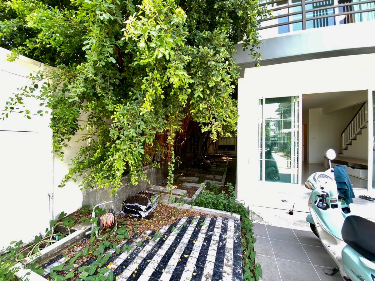 For SaleTownhomePattanakan, Srinakarin : 🌟 Corner Renovated Townhome for Sale – “Town Avenue Rama 9” | Prime Location, Ready to Move In, Ideal for Living or Investment! 🌟