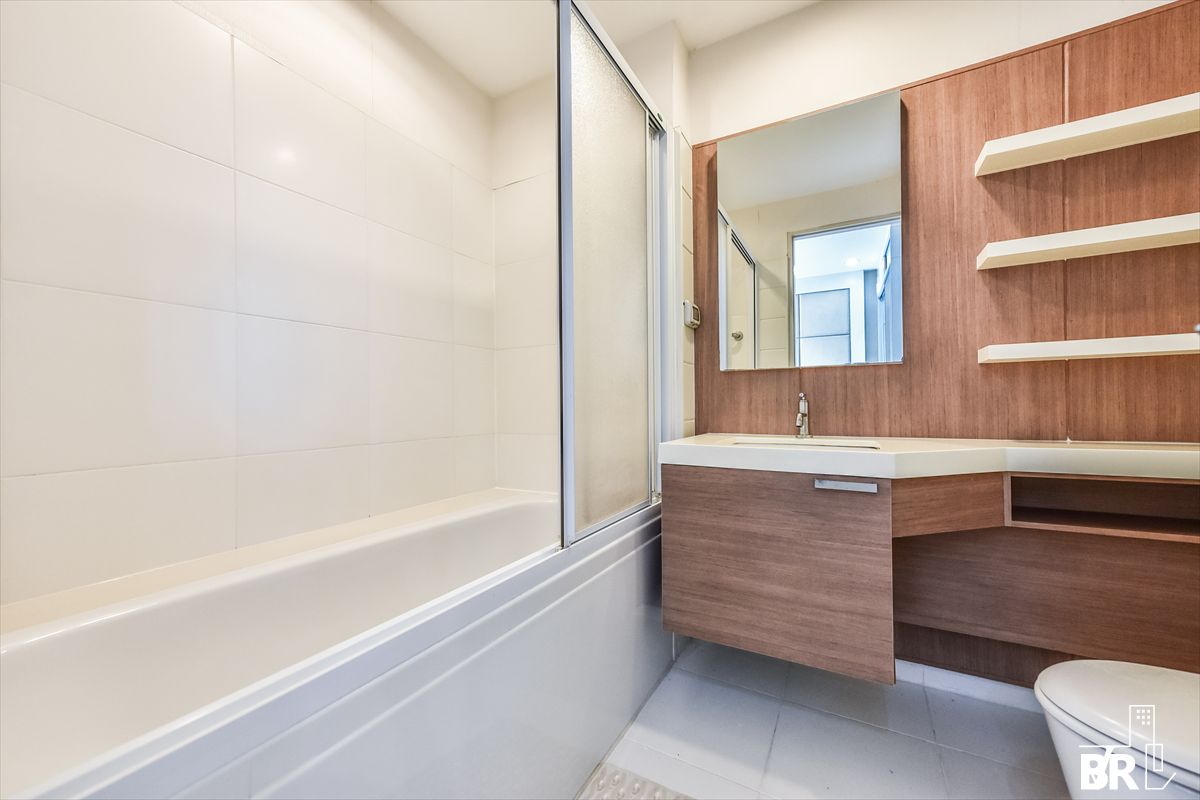 For RentCondoWongwianyai, Charoennakor :  Q House Condo Sathorn near BTS Krung Thon Buri  