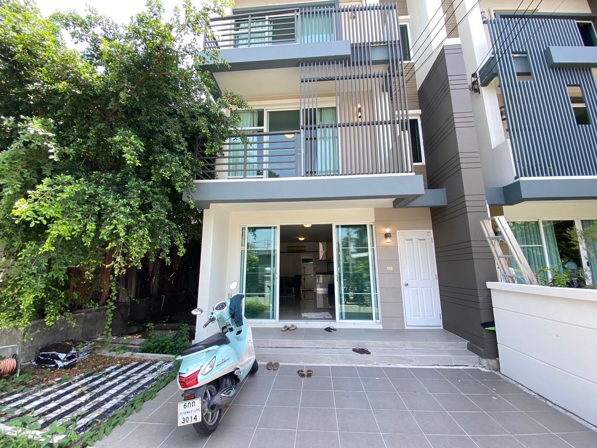 For SaleTownhomePattanakan, Srinakarin : 🌟 Corner Renovated Townhome for Sale – “Town Avenue Rama 9” | Prime Location, Ready to Move In, Ideal for Living or Investment! 🌟