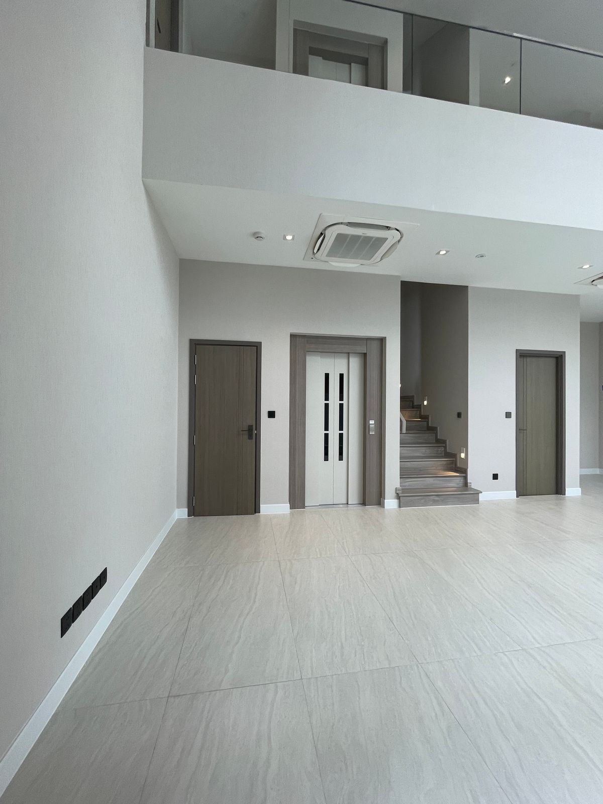 ขายบ้านพระราม 9 เพชรบุรีตัดใหม่ RCA : ขายอาร์เทล อโศก – พระราม 9 แบบบ้าน ARCHE ที่สุดแห่งความหรูหรา บ้านแฝด 3.5 ชั้น พร้อมสระว่ายน้ำส่วนตัวและลิฟต์ส่วนตัว โดดเด่นด้วยดีไซน์หรูหรา ทันสมัย และพื้นที่ใช้สอยที่กว้างขวาง เดินทางสะดวกสบาย ใกล้โรงเรียนนานาชาติและห้างสรรพสินค้า 