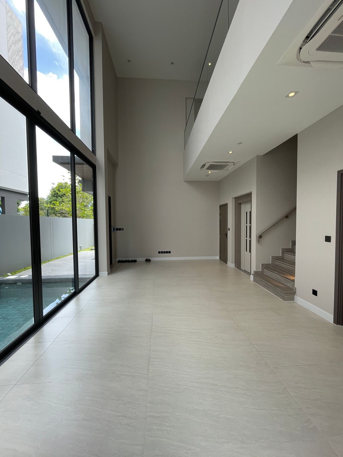 ขายบ้านพระราม 9 เพชรบุรีตัดใหม่ RCA : ขายอาร์เทล อโศก – พระราม 9 แบบบ้าน ARCHE ที่สุดแห่งความหรูหรา บ้านแฝด 3.5 ชั้น พร้อมสระว่ายน้ำส่วนตัวและลิฟต์ส่วนตัว โดดเด่นด้วยดีไซน์หรูหรา ทันสมัย และพื้นที่ใช้สอยที่กว้างขวาง เดินทางสะดวกสบาย ใกล้โรงเรียนนานาชาติและห้างสรรพสินค้า 