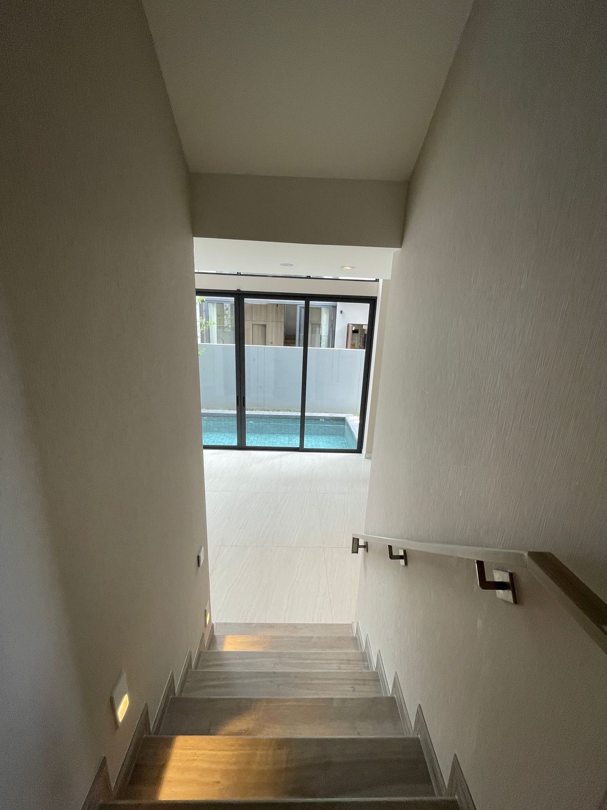 ขายบ้านพระราม 9 เพชรบุรีตัดใหม่ RCA : ขายอาร์เทล อโศก – พระราม 9 แบบบ้าน ARCHE ที่สุดแห่งความหรูหรา บ้านแฝด 3.5 ชั้น พร้อมสระว่ายน้ำส่วนตัวและลิฟต์ส่วนตัว โดดเด่นด้วยดีไซน์หรูหรา ทันสมัย และพื้นที่ใช้สอยที่กว้างขวาง เดินทางสะดวกสบาย ใกล้โรงเรียนนานาชาติและห้างสรรพสินค้า 