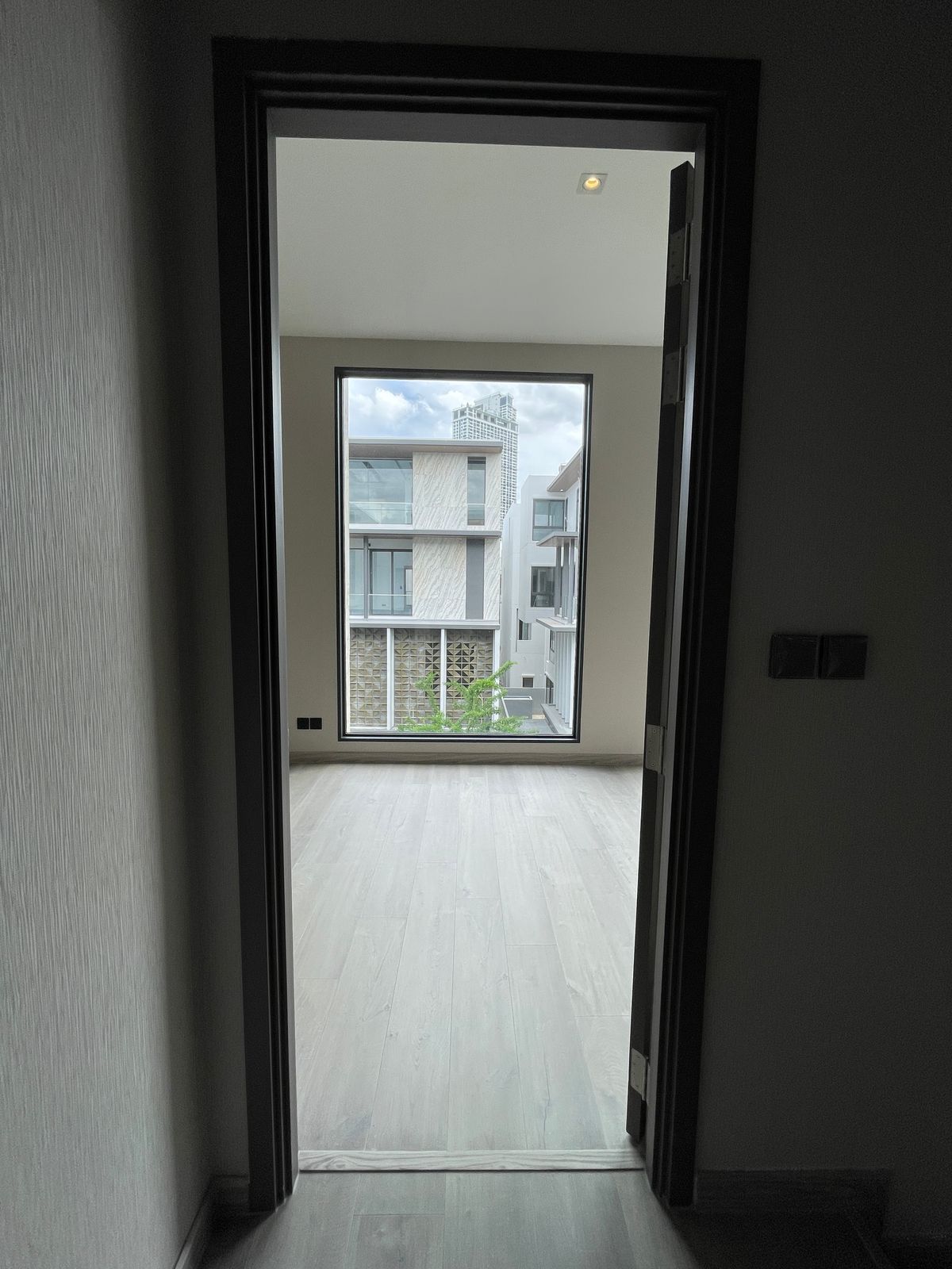 ขายบ้านพระราม 9 เพชรบุรีตัดใหม่ RCA : ขายอาร์เทล อโศก – พระราม 9 แบบบ้าน ARCHE ที่สุดแห่งความหรูหรา บ้านแฝด 3.5 ชั้น พร้อมสระว่ายน้ำส่วนตัวและลิฟต์ส่วนตัว โดดเด่นด้วยดีไซน์หรูหรา ทันสมัย และพื้นที่ใช้สอยที่กว้างขวาง เดินทางสะดวกสบาย ใกล้โรงเรียนนานาชาติและห้างสรรพสินค้า 