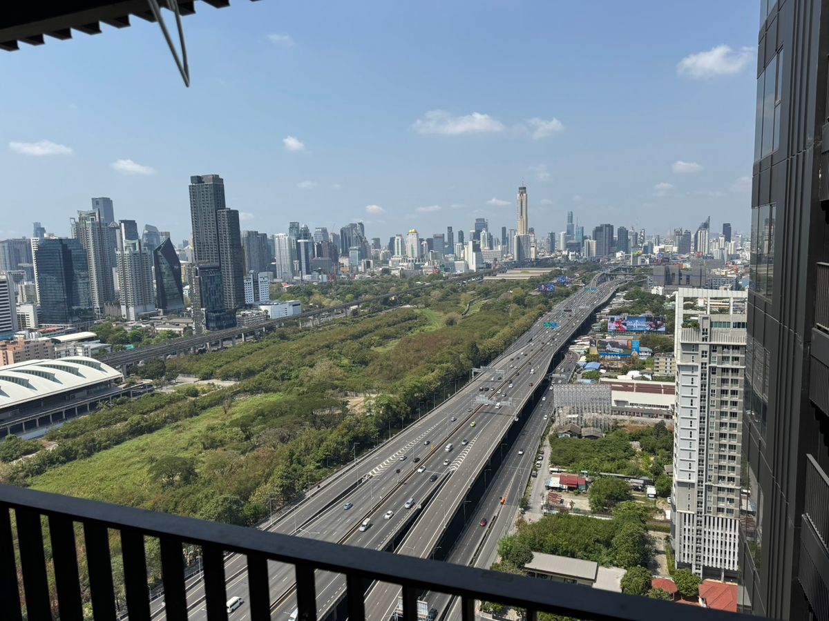 For RentCondoRama9, Petchburi, RCA : Life Asoke Hype rental price 21,500 baht/month [MKR250617]