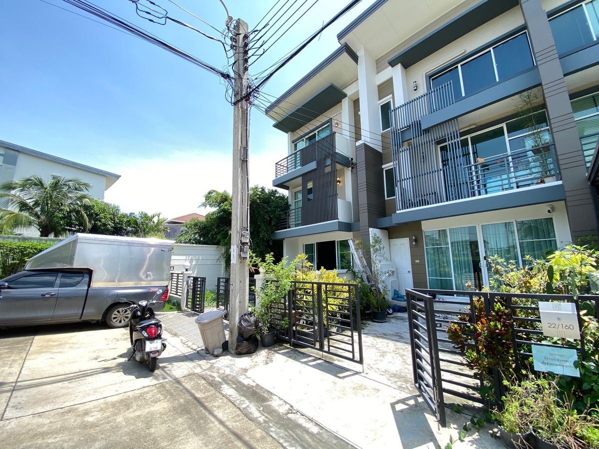 For SaleTownhomePattanakan, Srinakarin : 🌟 Corner Renovated Townhome for Sale – “Town Avenue Rama 9” | Prime Location, Ready to Move In, Ideal for Living or Investment! 🌟