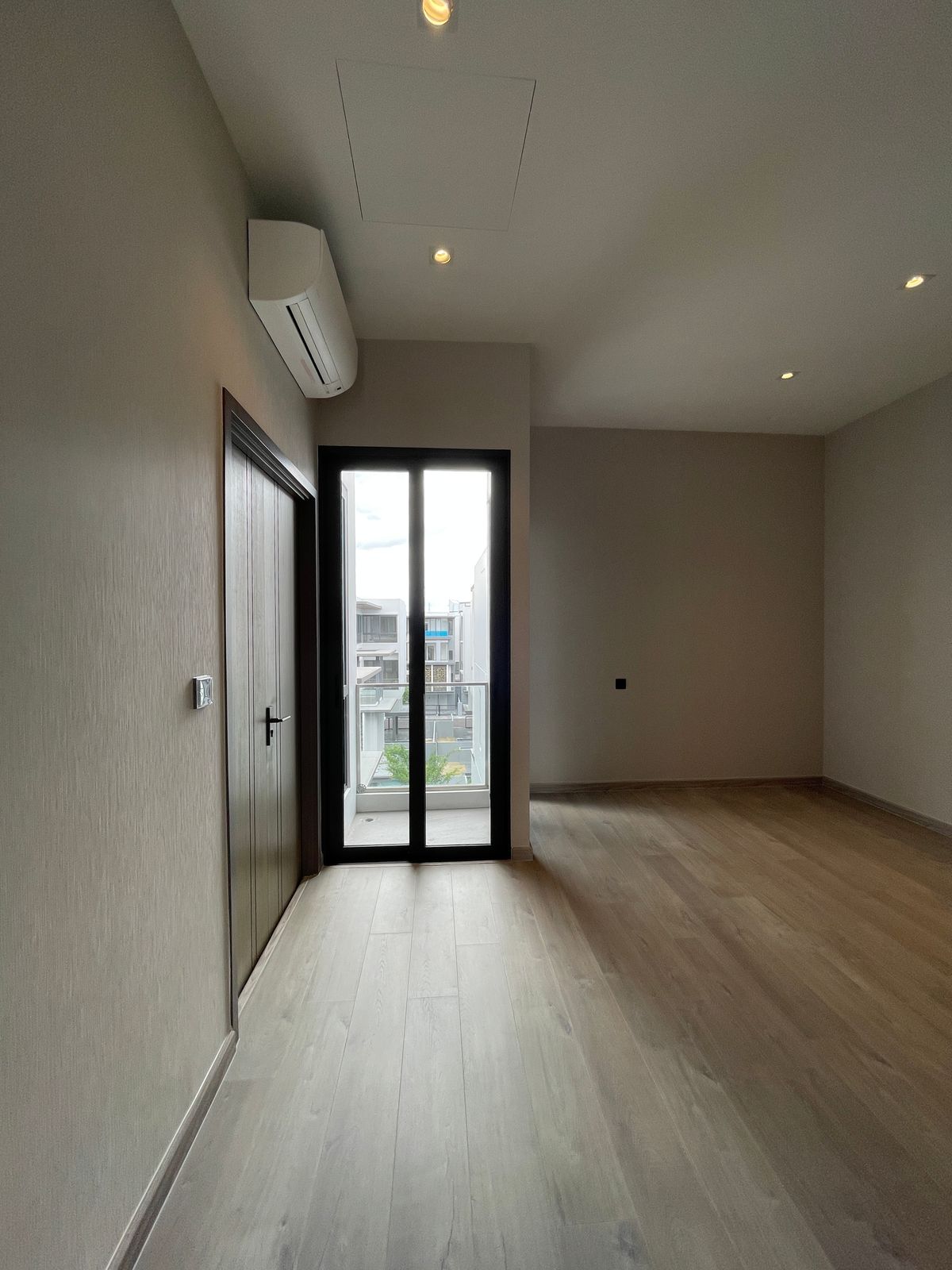 ขายบ้านพระราม 9 เพชรบุรีตัดใหม่ RCA : ขายอาร์เทล อโศก – พระราม 9 แบบบ้าน ARCHE ที่สุดแห่งความหรูหรา บ้านแฝด 3.5 ชั้น พร้อมสระว่ายน้ำส่วนตัวและลิฟต์ส่วนตัว โดดเด่นด้วยดีไซน์หรูหรา ทันสมัย และพื้นที่ใช้สอยที่กว้างขวาง เดินทางสะดวกสบาย ใกล้โรงเรียนนานาชาติและห้างสรรพสินค้า 