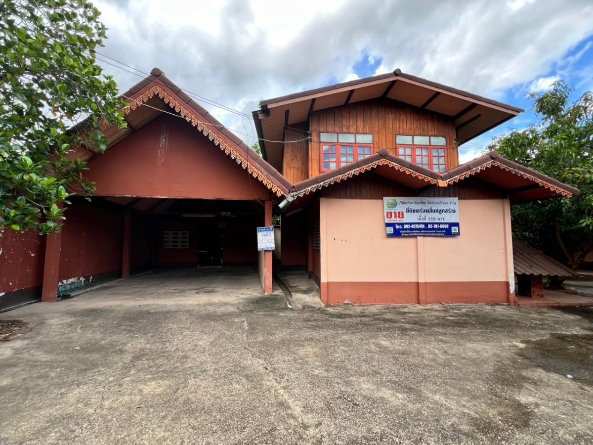 ขายบ้านลำปาง : ที่ดินพร้อมสิ่งปลูกสร้าง บ้านครึ่งตึกครึ่งไม้ 2 ชั้น ห่างจากถนนบ้านป่าเหียง ประมาณ 110 เมตร