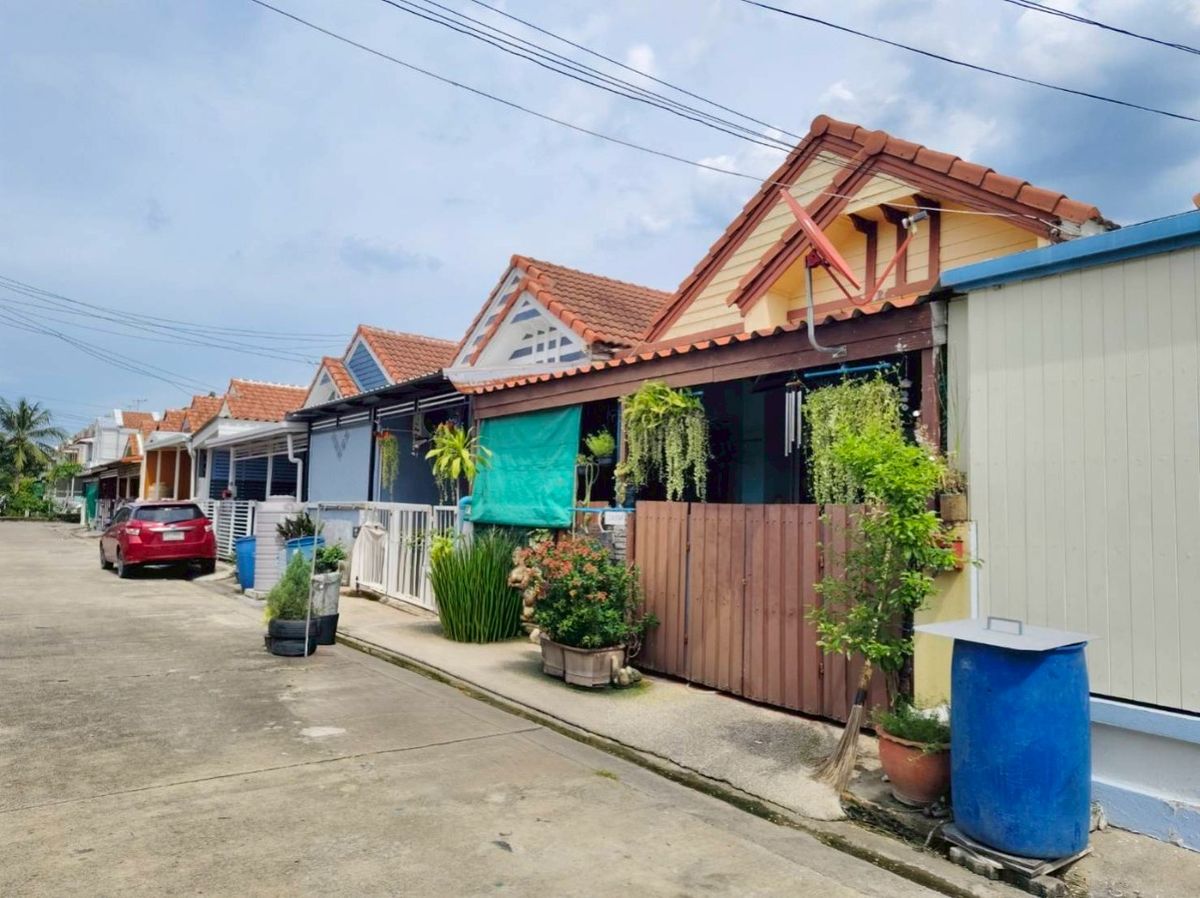 For SaleTownhomePathum Thani,Rangsit, Thammasat : 1 floor townhouse, good location, Wararak Village, Rangsit, Khlong Sam Soi 8/8, Samakkhi Rat Bumung School, Rangsit -Nakhon Nayok Road, Khlong Sam Subdistrict, Khlong Luang District, Pathum Thani Province