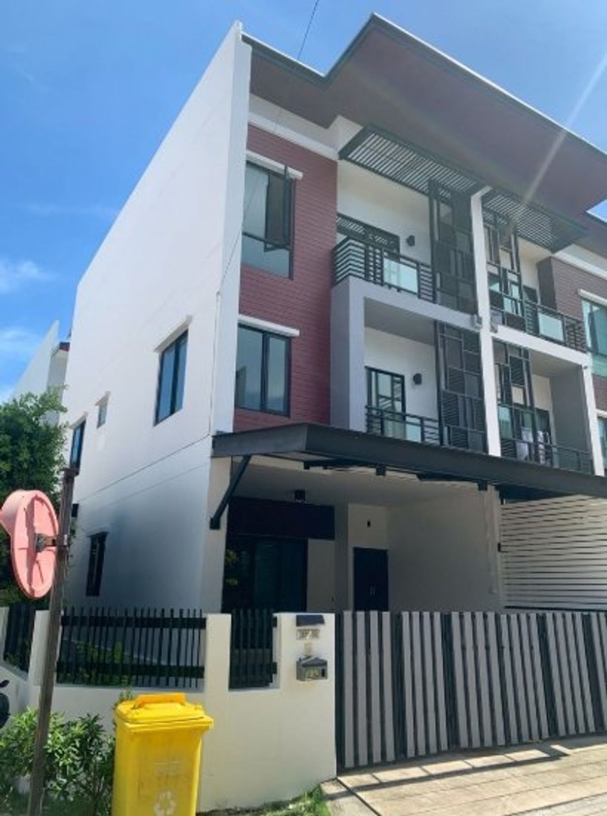 ขายทาวน์โฮมลาดกระบัง สุวรรณภูมิ : ขายทาวน์โฮม 3 ชั้น,เนื้อที่ 29.3 ตรว.(หลังมุม) หมู่บ้านไอฟิล บางนา ถนนเแกาญจนาภิเษก ซอย 57/2  แขวงดอกไม้ เขตประเวศ ใกล้ Big C, ไทวัสดุ และโรงเรียนหลายแห่ง