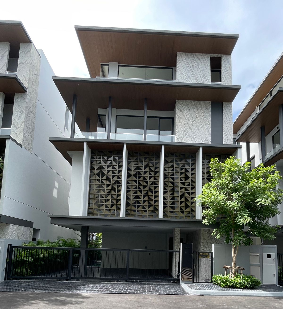 ขายบ้านรัชดา ห้วยขวาง : ขายบ้านAPEX (เอ-เพ็กซ์) อาร์เทล อโศก – พระราม 9 บ้านเดี่ยว 3.5 ชั้น พร้อมสระว่ายน้ำส่วนตัวและลิฟต์ ทำเลทองพระราม 9 ตอบโจทย์ทุกไลฟ์สไตล์ครอบครัวใหญ่ รายล้อมด้วยสิ่งอำนวยความสะดวกครบครัน