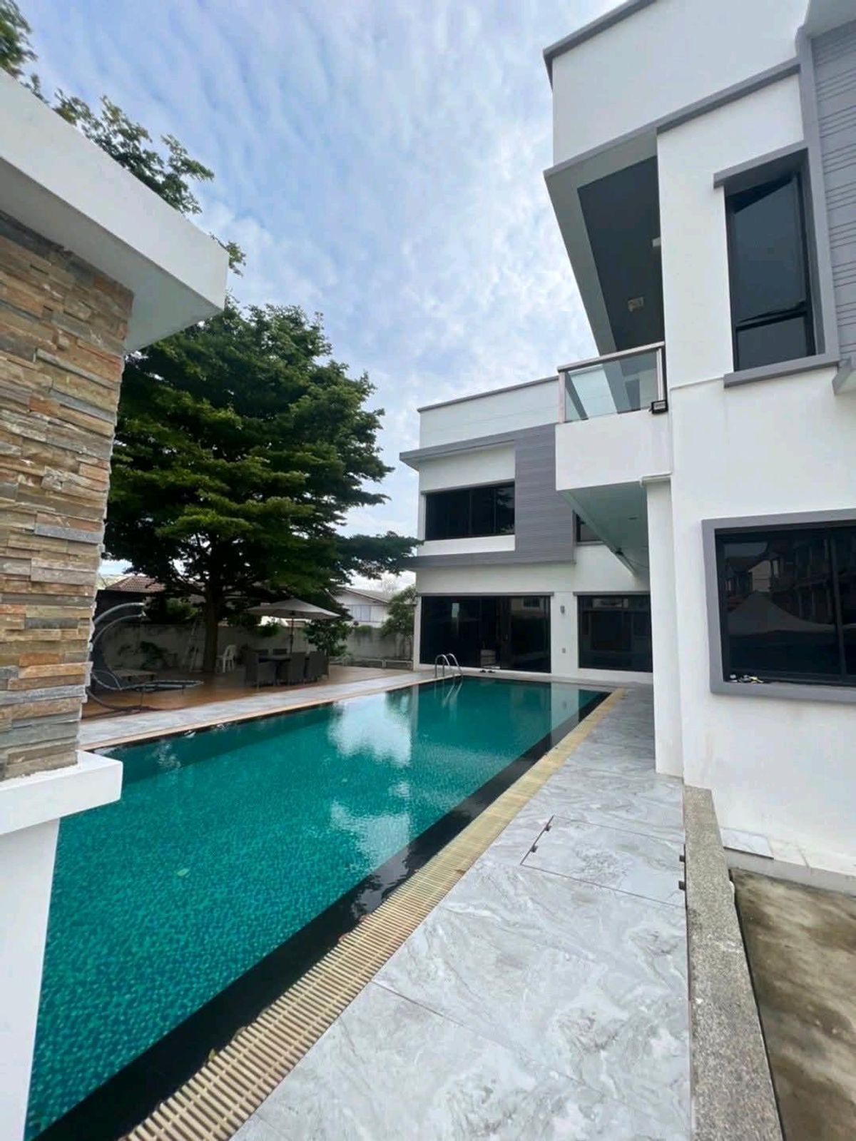 ขายบ้านปิ่นเกล้า จรัญสนิทวงศ์ : บ้านสไตล์ โมเดิร์น  บ้านตกแต่งพร้อมอยู่  บนความเป็นส่วนตัว 
เนื้อที่ 1 ไร่ 400  ตารางวา