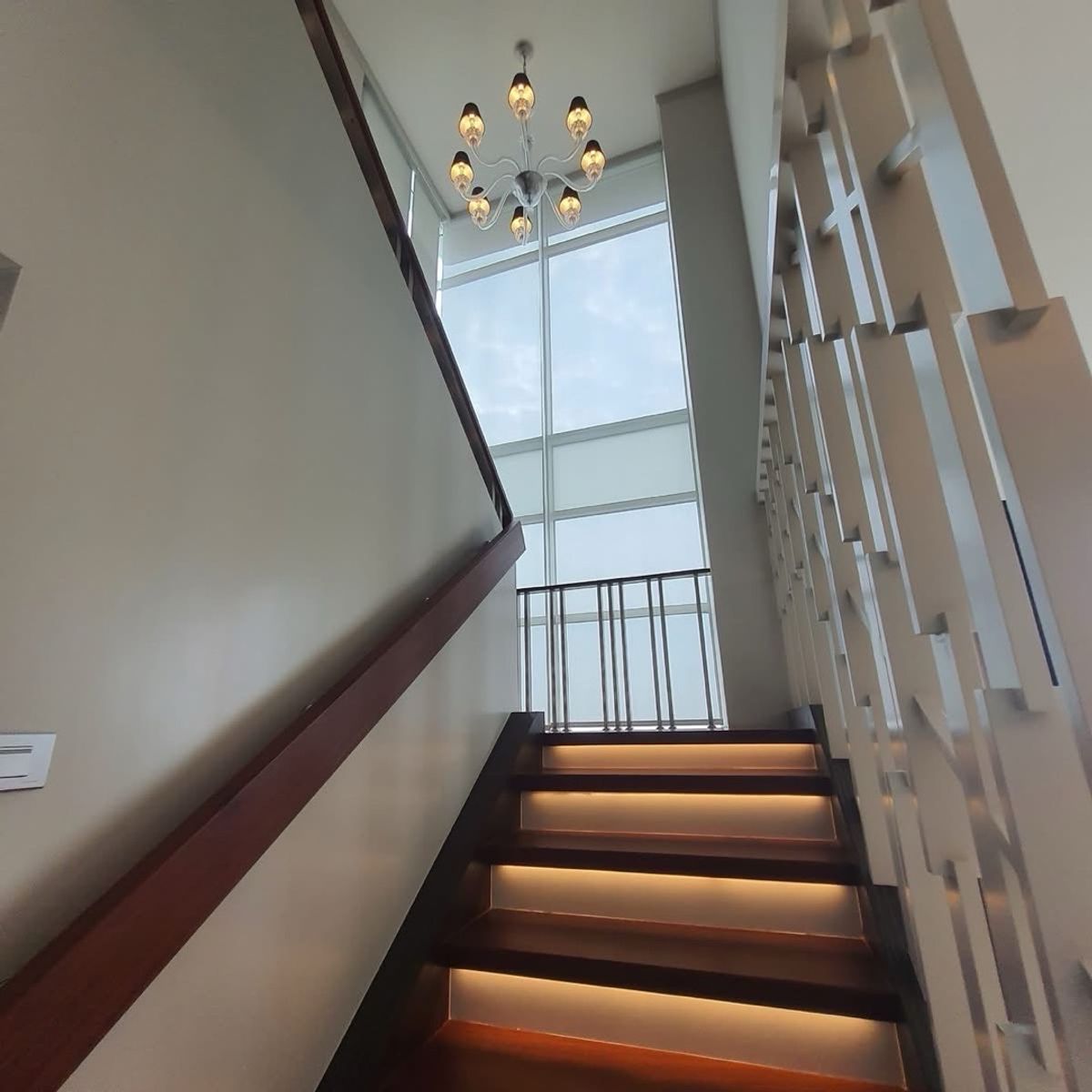 For RentCondoPattanakan, Srinakarin : For Rent : The Fourwings Residence
MRT Sikrikha - 3 bed & 4 bathroom 
( 300 Sqm , 26th Floor )