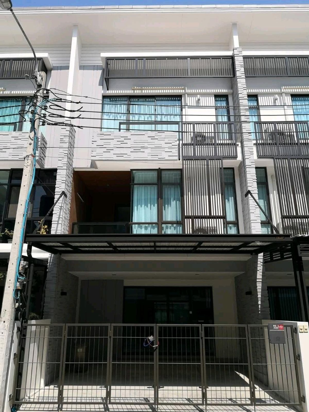 ให้เช่าทาวน์โฮมสมุทรปราการ สำโรง : ให้เช่าทาวน์โฮม โฮมออฟฟิศ 3 ชั้น โครงการ Plex ติดถนนบางนาขาเข้า กม.5 ข้างตึกเนชั่น
