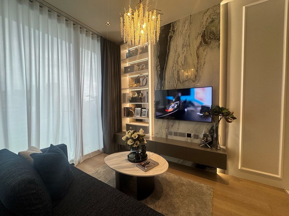 ขายคอนโดสีลม ศาลาแดง บางรัก : For Sale Ashton Silom(Fully Furnished)
1Bed 1Bath 49.58sq.m. 11.33Mb.
Ready to move in
contact : 0646428664 (phat)