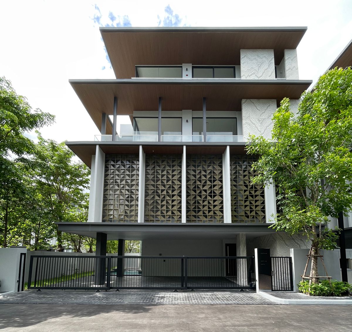 ขายบ้านรัชดา ห้วยขวาง : ขายบ้านอาร์เทล อโศก – พระราม 9 "AMPLE ที่สุดของบ้าน Pool Villa ส่วนตัวใจกลางพระราม 9 ตอบโจทย์ชีวิตหรูหรา 3 เจเนอเรชัน" สัมผัสอิสระเหนือระดับกับ AMPLE Pool Villa 3.5 ชั้น พื้นที่ 546 ตร.ม. พร้อมลิฟต์ส่วนตัว  Jacuzzi และฟังก์ชันครบครันสำหรับครอบคร