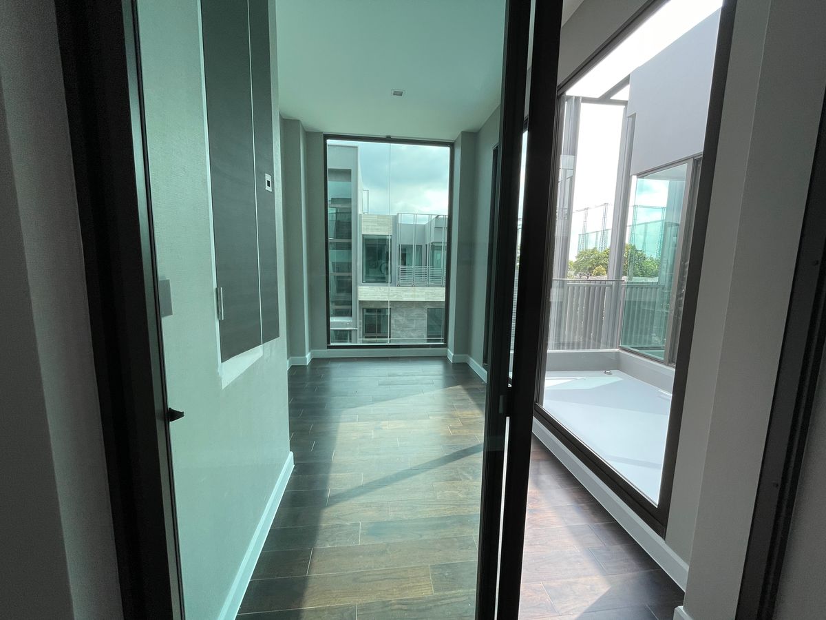 ขายบ้านเลียบทางด่วนรามอินทรา : บ้านเดี่ยวสุดหรู 95E1 (ไนน์ตี้ไฟว์อีสต์วัน) สไตล์ Ultra Luxury พร้อมสระว่ายน้ำส่วนตัว ใกล้ทางด่วนและย่านธุรกิจ บ้าน 3 ชั้น 4 ห้องนอน 7 ห้องน้ำ 5 ที่จอดรถ เข้าออก 2 ทาง ทั้งถนนเลียบทางด่วนเอกมัย – รามอินทรา และถนนเกษตร-นวมินทร์