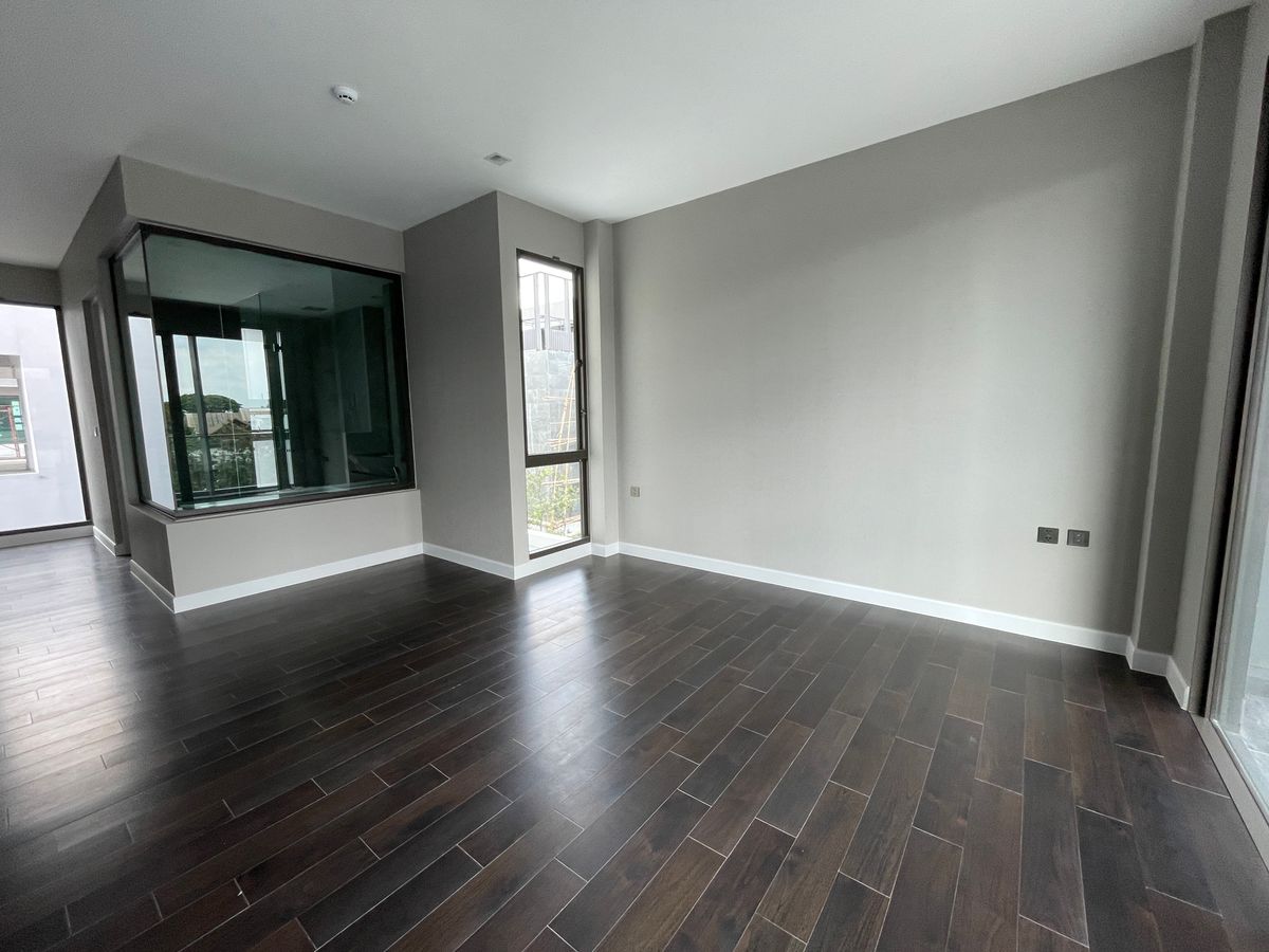 ขายบ้านเลียบทางด่วนรามอินทรา : บ้านเดี่ยวสุดหรู 95E1 (ไนน์ตี้ไฟว์อีสต์วัน) สไตล์ Ultra Luxury พร้อมสระว่ายน้ำส่วนตัว ใกล้ทางด่วนและย่านธุรกิจ บ้าน 3 ชั้น 4 ห้องนอน 7 ห้องน้ำ 5 ที่จอดรถ เข้าออก 2 ทาง ทั้งถนนเลียบทางด่วนเอกมัย – รามอินทรา และถนนเกษตร-นวมินทร์