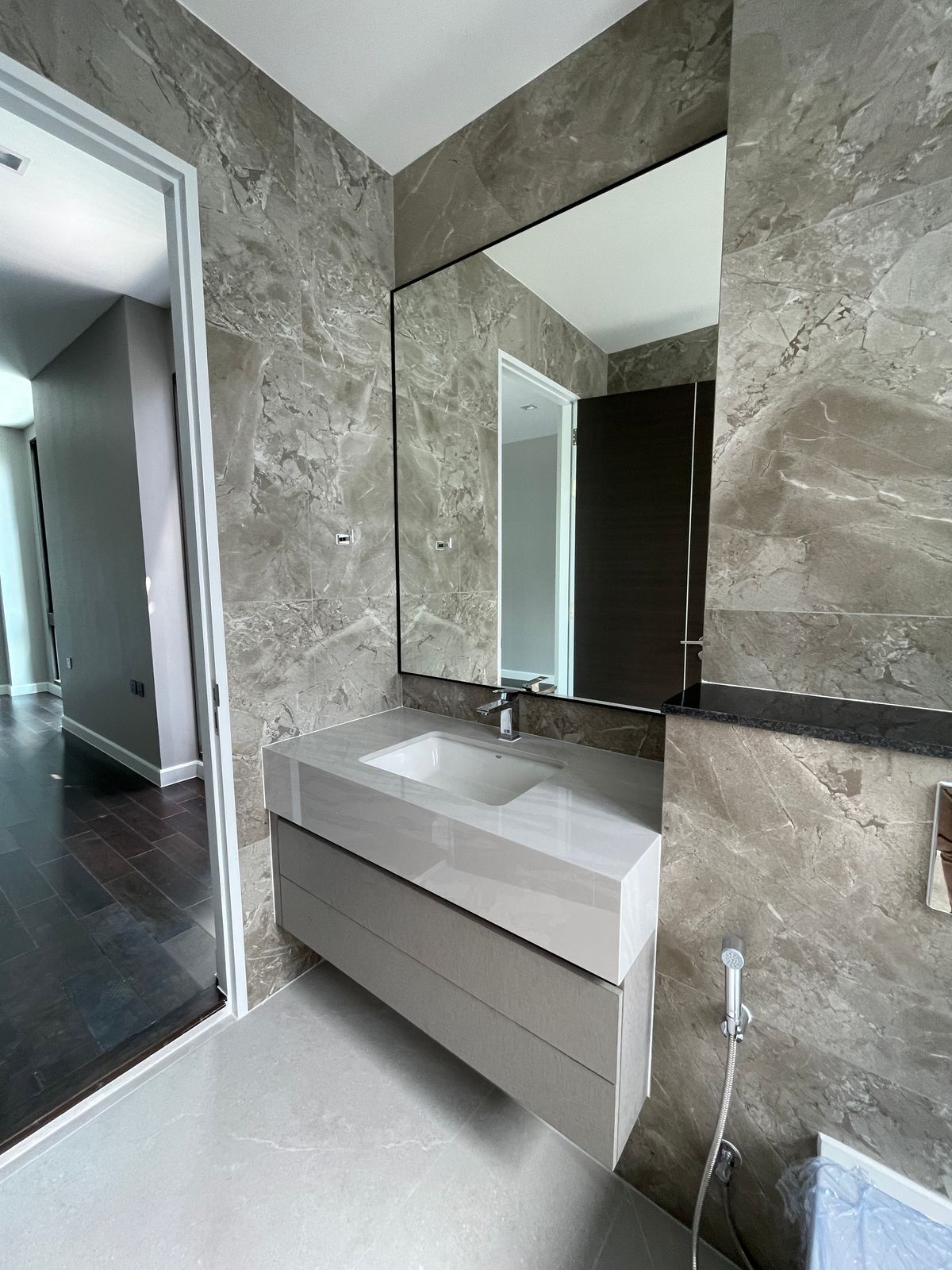 ขายบ้านเลียบทางด่วนรามอินทรา : บ้านเดี่ยวสุดหรู 95E1 (ไนน์ตี้ไฟว์อีสต์วัน) สไตล์ Ultra Luxury พร้อมสระว่ายน้ำส่วนตัว ใกล้ทางด่วนและย่านธุรกิจ บ้าน 3 ชั้น 4 ห้องนอน 7 ห้องน้ำ 5 ที่จอดรถ เข้าออก 2 ทาง ทั้งถนนเลียบทางด่วนเอกมัย – รามอินทรา และถนนเกษตร-นวมินทร์