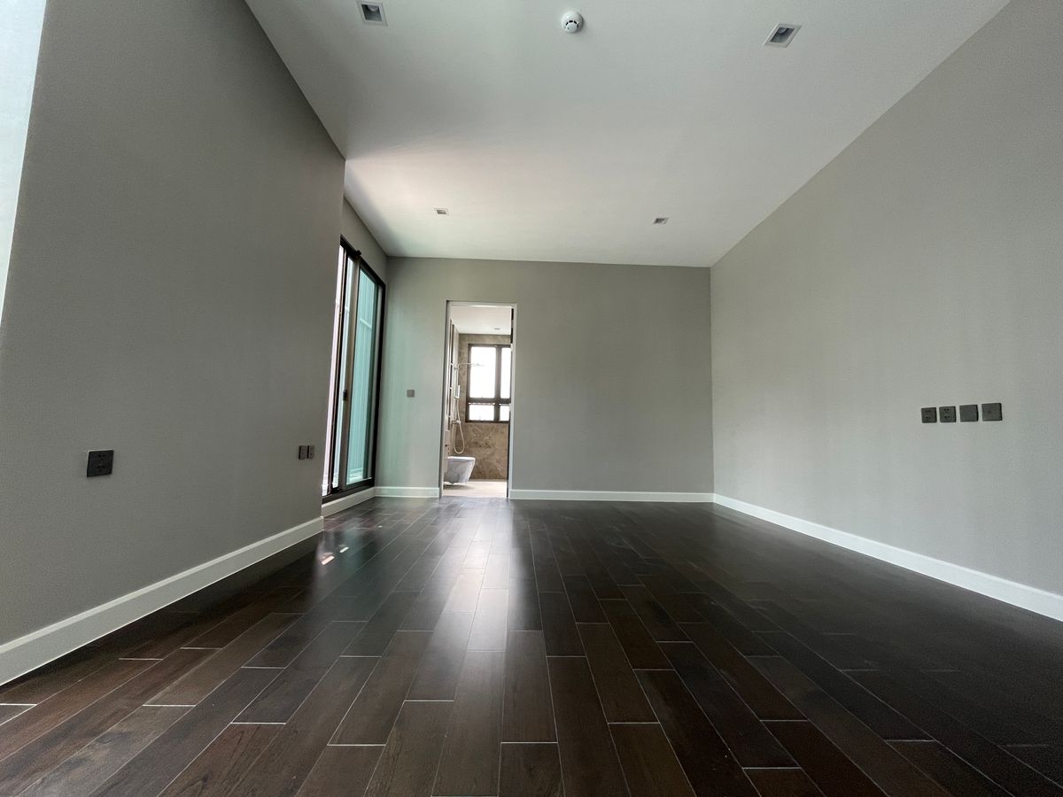 ขายบ้านเลียบทางด่วนรามอินทรา : บ้านเดี่ยวสุดหรู 95E1 (ไนน์ตี้ไฟว์อีสต์วัน) สไตล์ Ultra Luxury พร้อมสระว่ายน้ำส่วนตัว ใกล้ทางด่วนและย่านธุรกิจ บ้าน 3 ชั้น 4 ห้องนอน 7 ห้องน้ำ 5 ที่จอดรถ เข้าออก 2 ทาง ทั้งถนนเลียบทางด่วนเอกมัย – รามอินทรา และถนนเกษตร-นวมินทร์