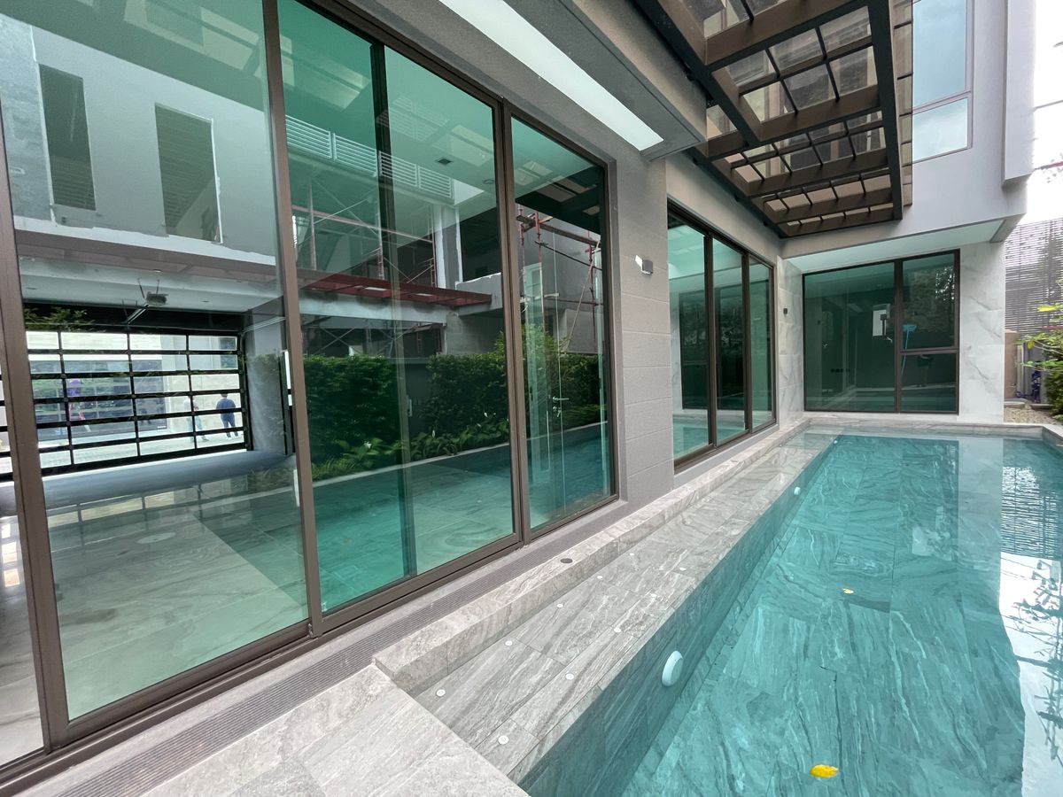 ขายบ้านเลียบทางด่วนรามอินทรา : บ้านเดี่ยวสุดหรู 95E1 (ไนน์ตี้ไฟว์อีสต์วัน) สไตล์ Ultra Luxury พร้อมสระว่ายน้ำส่วนตัว ใกล้ทางด่วนและย่านธุรกิจ บ้าน 3 ชั้น 4 ห้องนอน 7 ห้องน้ำ 5 ที่จอดรถ เข้าออก 2 ทาง ทั้งถนนเลียบทางด่วนเอกมัย – รามอินทรา และถนนเกษตร-นวมินทร์