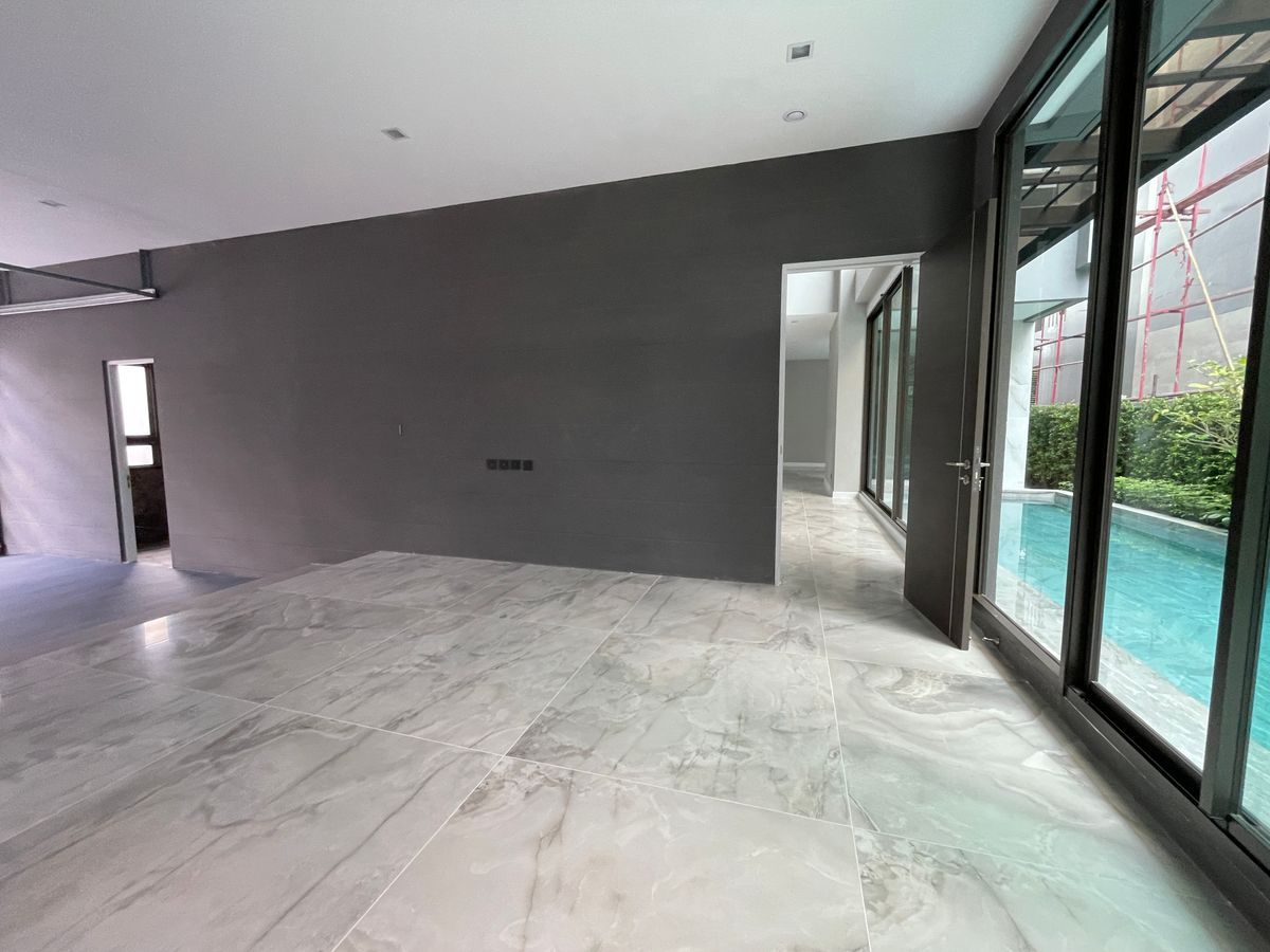 ขายบ้านเลียบทางด่วนรามอินทรา : บ้านเดี่ยวสุดหรู 95E1 (ไนน์ตี้ไฟว์อีสต์วัน) สไตล์ Ultra Luxury พร้อมสระว่ายน้ำส่วนตัว ใกล้ทางด่วนและย่านธุรกิจ บ้าน 3 ชั้น 4 ห้องนอน 7 ห้องน้ำ 5 ที่จอดรถ เข้าออก 2 ทาง ทั้งถนนเลียบทางด่วนเอกมัย – รามอินทรา และถนนเกษตร-นวมินทร์