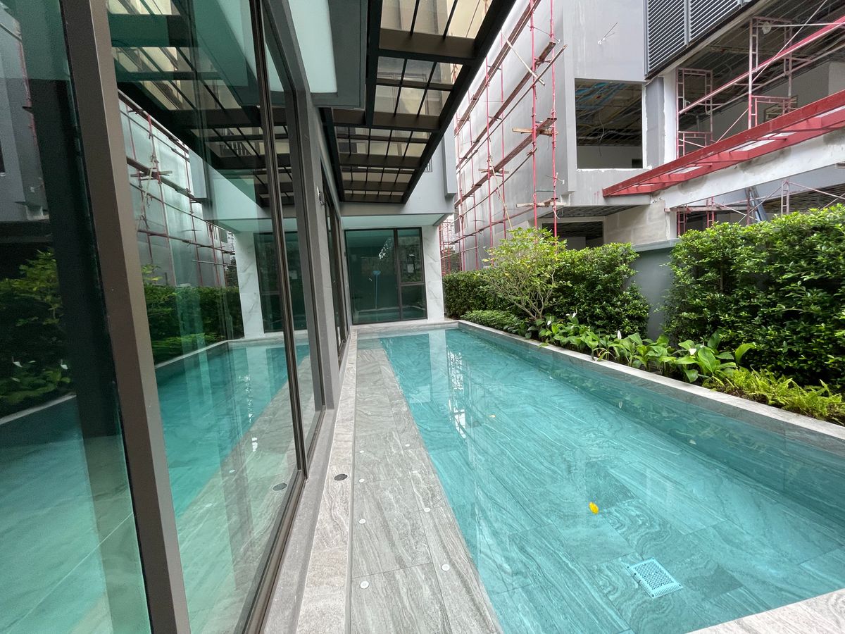 ขายบ้านเลียบทางด่วนรามอินทรา : บ้านเดี่ยวสุดหรู 95E1 (ไนน์ตี้ไฟว์อีสต์วัน) สไตล์ Ultra Luxury พร้อมสระว่ายน้ำส่วนตัว ใกล้ทางด่วนและย่านธุรกิจ บ้าน 3 ชั้น 4 ห้องนอน 7 ห้องน้ำ 5 ที่จอดรถ เข้าออก 2 ทาง ทั้งถนนเลียบทางด่วนเอกมัย – รามอินทรา และถนนเกษตร-นวมินทร์