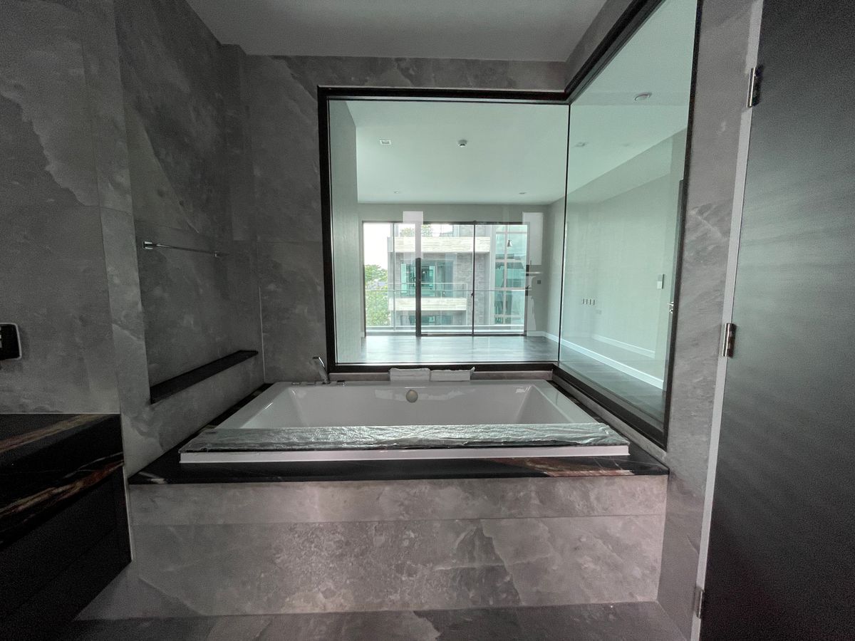 ขายบ้านเลียบทางด่วนรามอินทรา : บ้านเดี่ยวสุดหรู 95E1 (ไนน์ตี้ไฟว์อีสต์วัน) สไตล์ Ultra Luxury พร้อมสระว่ายน้ำส่วนตัว ใกล้ทางด่วนและย่านธุรกิจ บ้าน 3 ชั้น 4 ห้องนอน 7 ห้องน้ำ 5 ที่จอดรถ เข้าออก 2 ทาง ทั้งถนนเลียบทางด่วนเอกมัย – รามอินทรา และถนนเกษตร-นวมินทร์