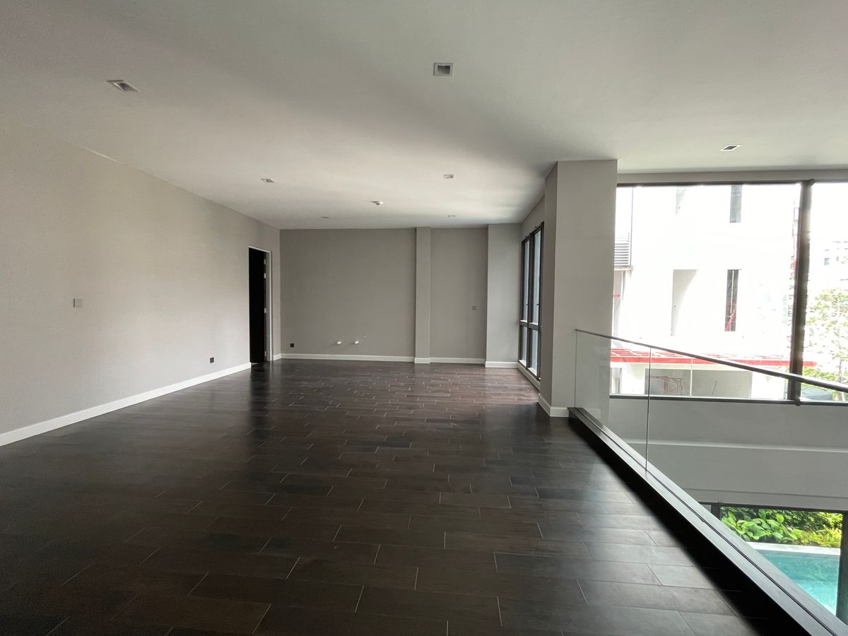 ขายบ้านเลียบทางด่วนรามอินทรา : บ้านเดี่ยวสุดหรู 95E1 (ไนน์ตี้ไฟว์อีสต์วัน) สไตล์ Ultra Luxury พร้อมสระว่ายน้ำส่วนตัว ใกล้ทางด่วนและย่านธุรกิจ บ้าน 3 ชั้น 4 ห้องนอน 7 ห้องน้ำ 5 ที่จอดรถ เข้าออก 2 ทาง ทั้งถนนเลียบทางด่วนเอกมัย – รามอินทรา และถนนเกษตร-นวมินทร์