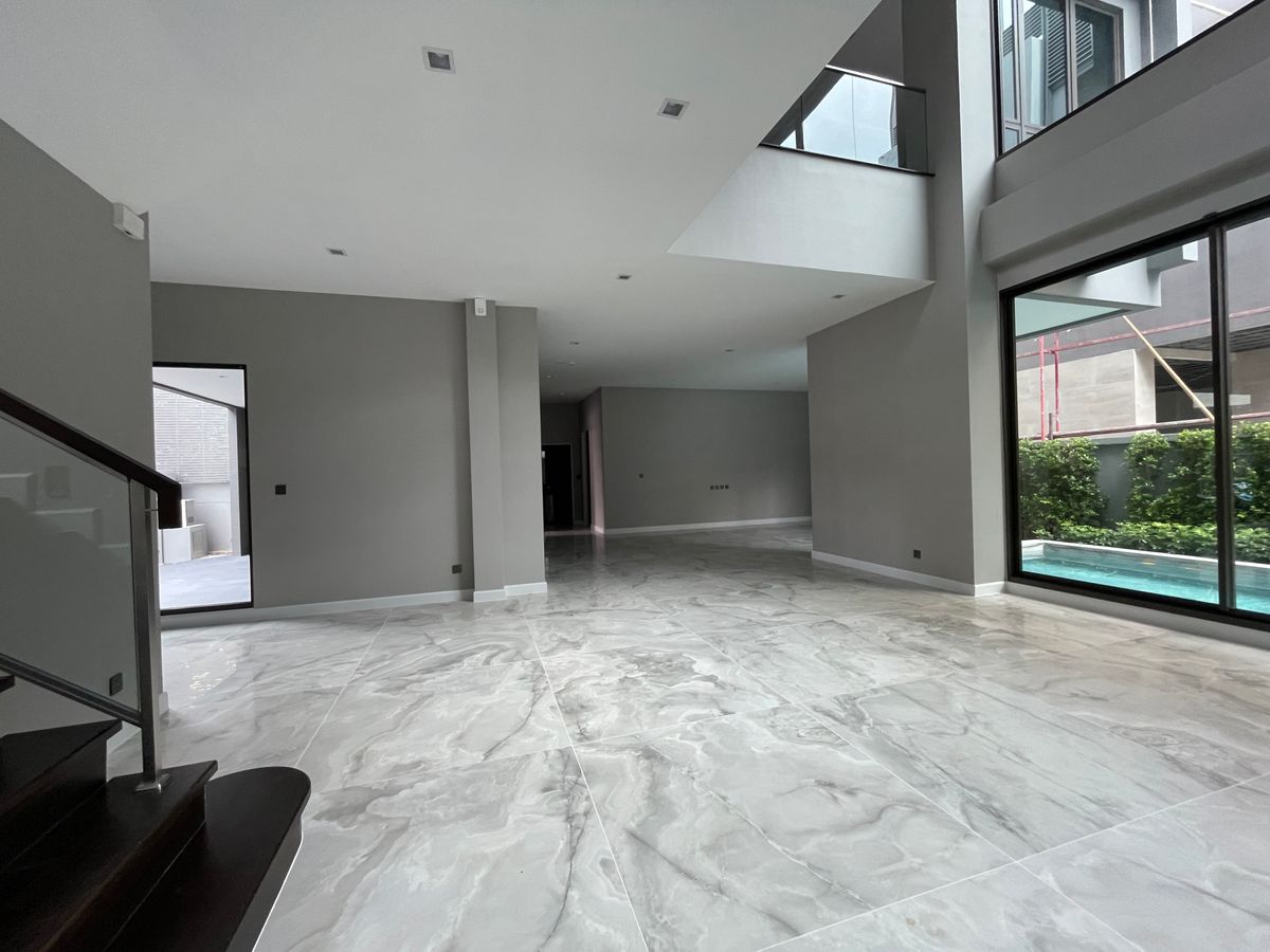 ขายบ้านเลียบทางด่วนรามอินทรา : บ้านเดี่ยวสุดหรู 95E1 (ไนน์ตี้ไฟว์อีสต์วัน) สไตล์ Ultra Luxury พร้อมสระว่ายน้ำส่วนตัว ใกล้ทางด่วนและย่านธุรกิจ บ้าน 3 ชั้น 4 ห้องนอน 7 ห้องน้ำ 5 ที่จอดรถ เข้าออก 2 ทาง ทั้งถนนเลียบทางด่วนเอกมัย – รามอินทรา และถนนเกษตร-นวมินทร์