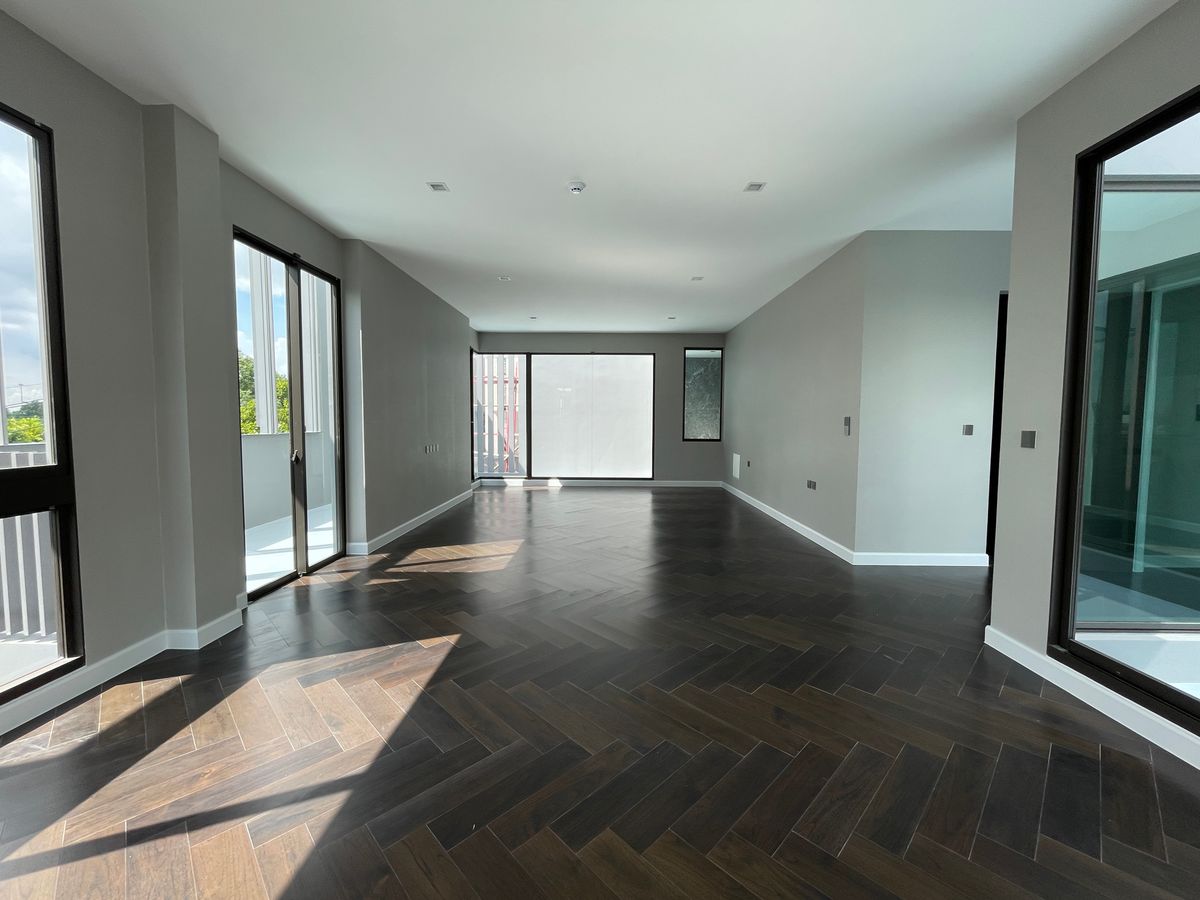 ขายบ้านเลียบทางด่วนรามอินทรา : บ้านเดี่ยวสุดหรู 95E1 (ไนน์ตี้ไฟว์อีสต์วัน) สไตล์ Ultra Luxury พร้อมสระว่ายน้ำส่วนตัว ใกล้ทางด่วนและย่านธุรกิจ บ้าน 3 ชั้น 4 ห้องนอน 7 ห้องน้ำ 5 ที่จอดรถ เข้าออก 2 ทาง ทั้งถนนเลียบทางด่วนเอกมัย – รามอินทรา และถนนเกษตร-นวมินทร์