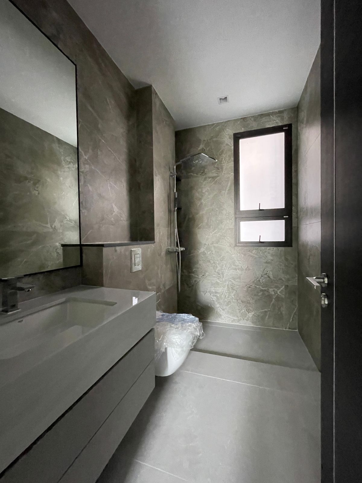 ขายบ้านเลียบทางด่วนรามอินทรา : บ้านเดี่ยวสุดหรู 95E1 (ไนน์ตี้ไฟว์อีสต์วัน) สไตล์ Ultra Luxury พร้อมสระว่ายน้ำส่วนตัว ใกล้ทางด่วนและย่านธุรกิจ บ้าน 3 ชั้น 4 ห้องนอน 7 ห้องน้ำ 5 ที่จอดรถ เข้าออก 2 ทาง ทั้งถนนเลียบทางด่วนเอกมัย – รามอินทรา และถนนเกษตร-นวมินทร์