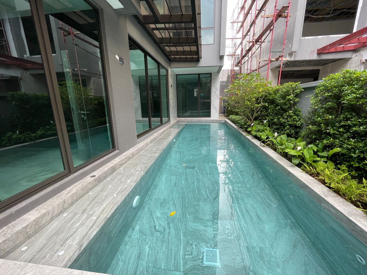 ขายบ้านเลียบทางด่วนรามอินทรา : บ้านเดี่ยวสุดหรู 95E1 (ไนน์ตี้ไฟว์อีสต์วัน) สไตล์ Ultra Luxury พร้อมสระว่ายน้ำส่วนตัว ใกล้ทางด่วนและย่านธุรกิจ บ้าน 3 ชั้น 4 ห้องนอน 7 ห้องน้ำ 5 ที่จอดรถ เข้าออก 2 ทาง ทั้งถนนเลียบทางด่วนเอกมัย – รามอินทรา และถนนเกษตร-นวมินทร์