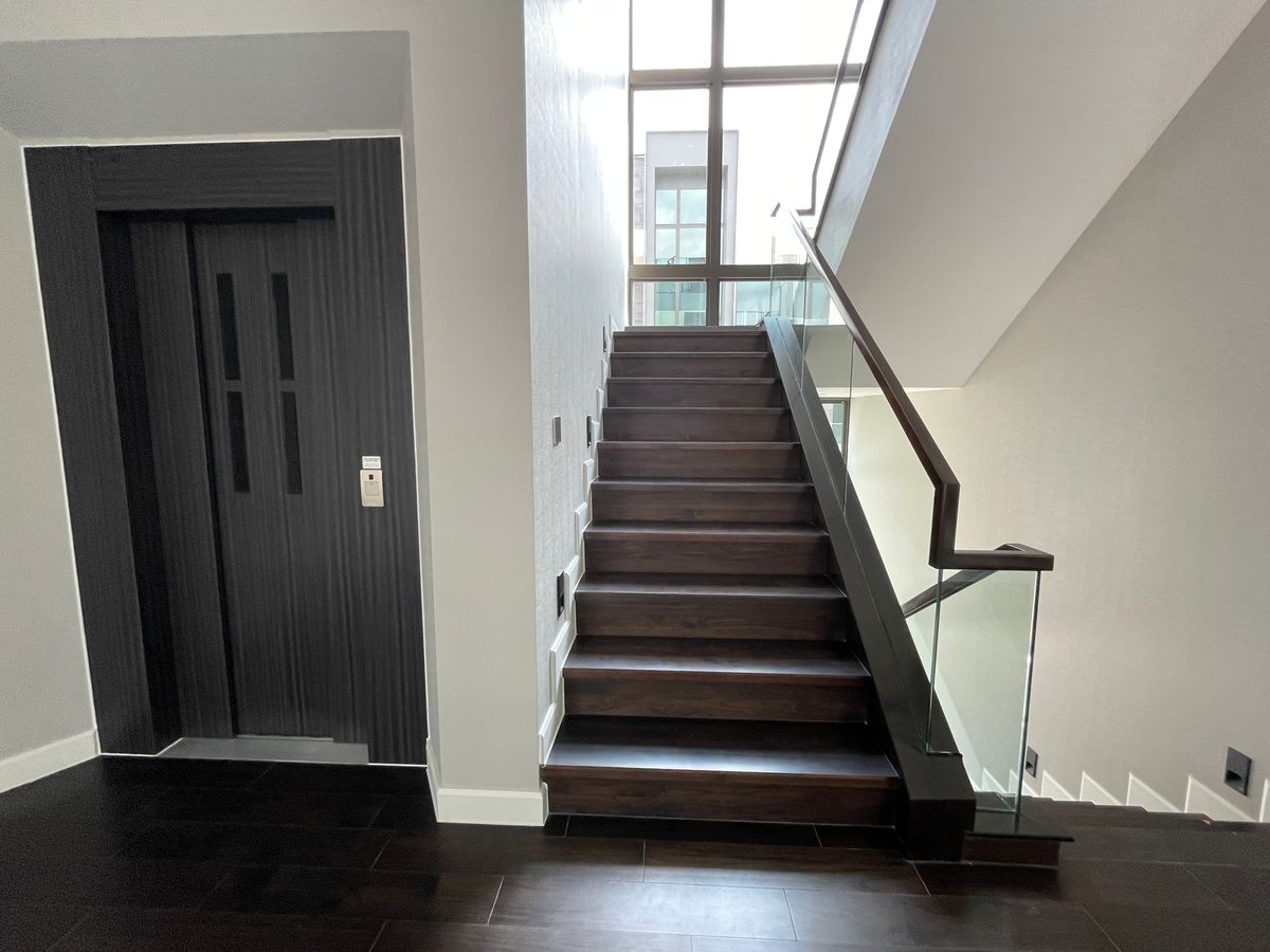 ขายบ้านเลียบทางด่วนรามอินทรา : บ้านเดี่ยวสุดหรู 95E1 (ไนน์ตี้ไฟว์อีสต์วัน) สไตล์ Ultra Luxury พร้อมสระว่ายน้ำส่วนตัว ใกล้ทางด่วนและย่านธุรกิจ บ้าน 3 ชั้น 4 ห้องนอน 7 ห้องน้ำ 5 ที่จอดรถ เข้าออก 2 ทาง ทั้งถนนเลียบทางด่วนเอกมัย – รามอินทรา และถนนเกษตร-นวมินทร์