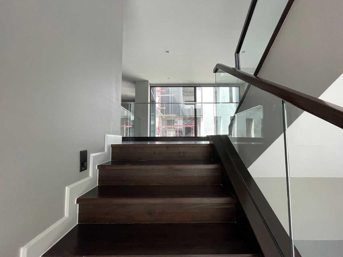 ขายบ้านเลียบทางด่วนรามอินทรา : บ้านเดี่ยวสุดหรู 95E1 (ไนน์ตี้ไฟว์อีสต์วัน) สไตล์ Ultra Luxury พร้อมสระว่ายน้ำส่วนตัว ใกล้ทางด่วนและย่านธุรกิจ บ้าน 3 ชั้น 4 ห้องนอน 7 ห้องน้ำ 5 ที่จอดรถ เข้าออก 2 ทาง ทั้งถนนเลียบทางด่วนเอกมัย – รามอินทรา และถนนเกษตร-นวมินทร์