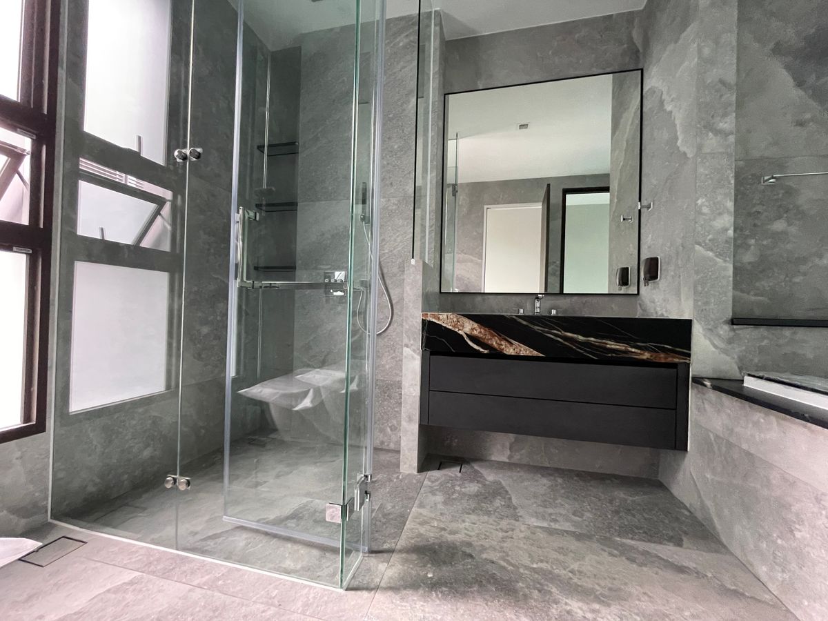 ขายบ้านเลียบทางด่วนรามอินทรา : บ้านเดี่ยวสุดหรู 95E1 (ไนน์ตี้ไฟว์อีสต์วัน) สไตล์ Ultra Luxury พร้อมสระว่ายน้ำส่วนตัว ใกล้ทางด่วนและย่านธุรกิจ บ้าน 3 ชั้น 4 ห้องนอน 7 ห้องน้ำ 5 ที่จอดรถ เข้าออก 2 ทาง ทั้งถนนเลียบทางด่วนเอกมัย – รามอินทรา และถนนเกษตร-นวมินทร์