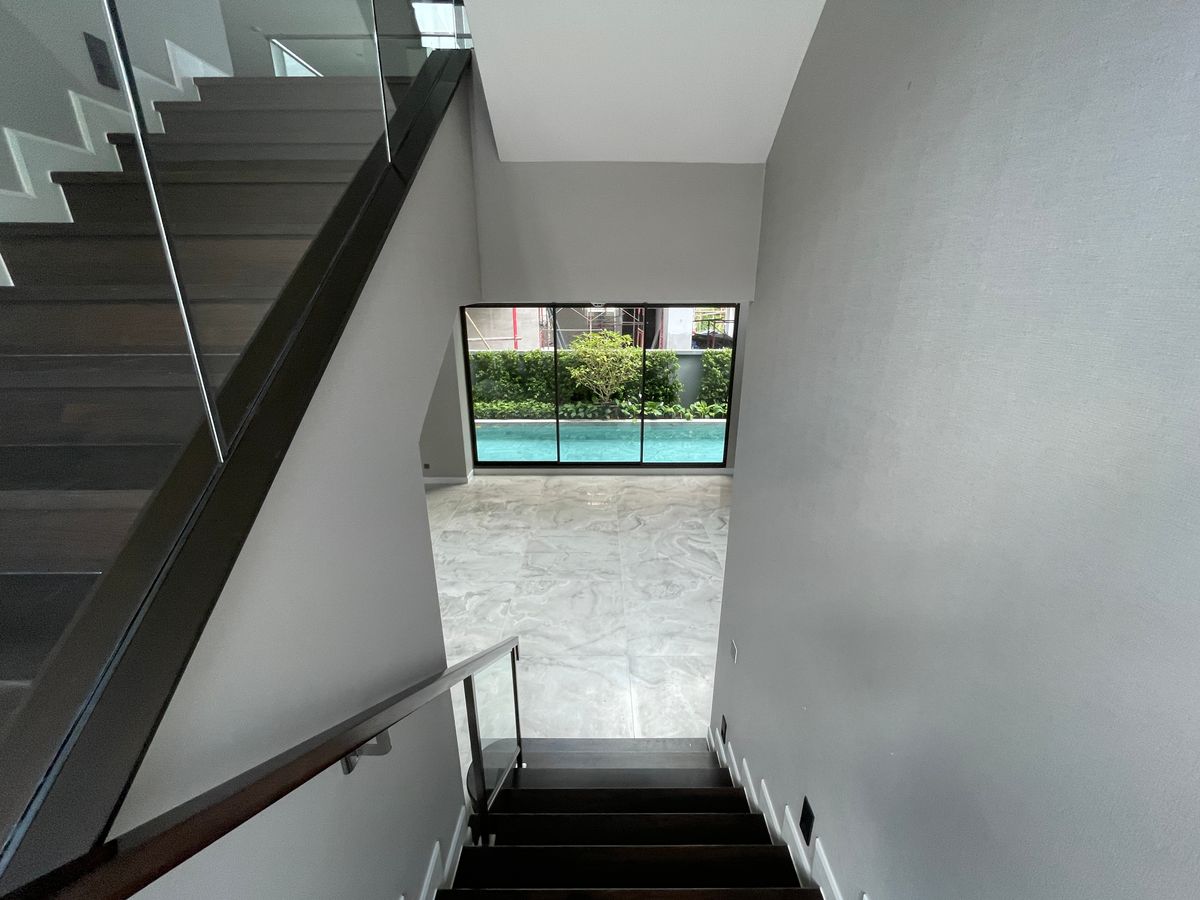 ขายบ้านเลียบทางด่วนรามอินทรา : บ้านเดี่ยวสุดหรู 95E1 (ไนน์ตี้ไฟว์อีสต์วัน) สไตล์ Ultra Luxury พร้อมสระว่ายน้ำส่วนตัว ใกล้ทางด่วนและย่านธุรกิจ บ้าน 3 ชั้น 4 ห้องนอน 7 ห้องน้ำ 5 ที่จอดรถ เข้าออก 2 ทาง ทั้งถนนเลียบทางด่วนเอกมัย – รามอินทรา และถนนเกษตร-นวมินทร์