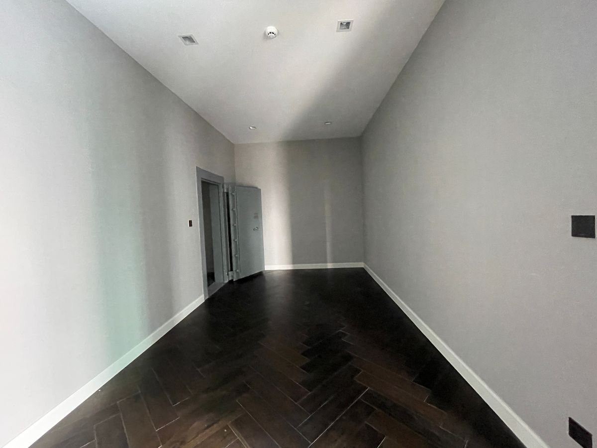 ขายบ้านเลียบทางด่วนรามอินทรา : บ้านเดี่ยวสุดหรู 95E1 (ไนน์ตี้ไฟว์อีสต์วัน) สไตล์ Ultra Luxury พร้อมสระว่ายน้ำส่วนตัว ใกล้ทางด่วนและย่านธุรกิจ บ้าน 3 ชั้น 4 ห้องนอน 7 ห้องน้ำ 5 ที่จอดรถ เข้าออก 2 ทาง ทั้งถนนเลียบทางด่วนเอกมัย – รามอินทรา และถนนเกษตร-นวมินทร์