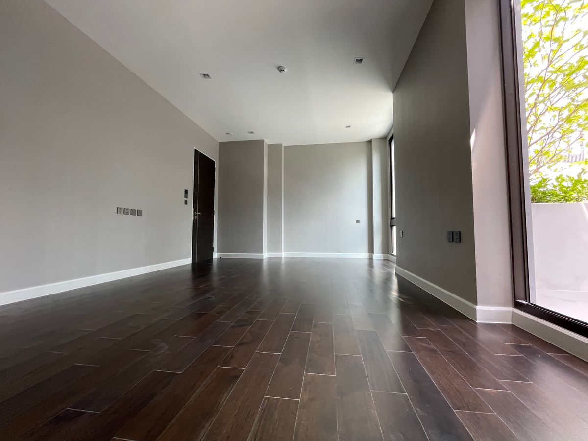 ขายบ้านเลียบทางด่วนรามอินทรา : บ้านเดี่ยวสุดหรู 95E1 (ไนน์ตี้ไฟว์อีสต์วัน) สไตล์ Ultra Luxury พร้อมสระว่ายน้ำส่วนตัว ใกล้ทางด่วนและย่านธุรกิจ บ้าน 3 ชั้น 4 ห้องนอน 7 ห้องน้ำ 5 ที่จอดรถ เข้าออก 2 ทาง ทั้งถนนเลียบทางด่วนเอกมัย – รามอินทรา และถนนเกษตร-นวมินทร์