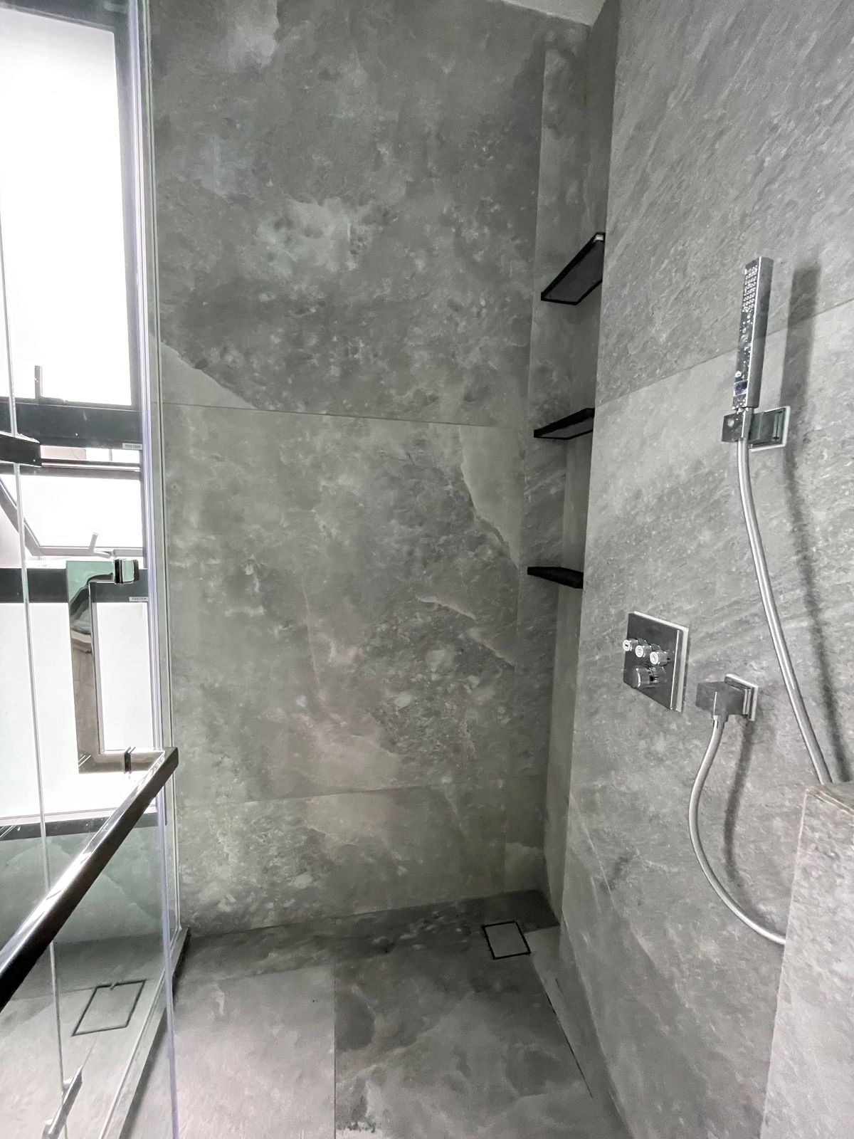 ขายบ้านเลียบทางด่วนรามอินทรา : บ้านเดี่ยวสุดหรู 95E1 (ไนน์ตี้ไฟว์อีสต์วัน) สไตล์ Ultra Luxury พร้อมสระว่ายน้ำส่วนตัว ใกล้ทางด่วนและย่านธุรกิจ บ้าน 3 ชั้น 4 ห้องนอน 7 ห้องน้ำ 5 ที่จอดรถ เข้าออก 2 ทาง ทั้งถนนเลียบทางด่วนเอกมัย – รามอินทรา และถนนเกษตร-นวมินทร์