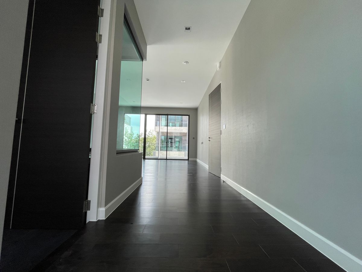 ขายบ้านเลียบทางด่วนรามอินทรา : บ้านเดี่ยวสุดหรู 95E1 (ไนน์ตี้ไฟว์อีสต์วัน) สไตล์ Ultra Luxury พร้อมสระว่ายน้ำส่วนตัว ใกล้ทางด่วนและย่านธุรกิจ บ้าน 3 ชั้น 4 ห้องนอน 7 ห้องน้ำ 5 ที่จอดรถ เข้าออก 2 ทาง ทั้งถนนเลียบทางด่วนเอกมัย – รามอินทรา และถนนเกษตร-นวมินทร์