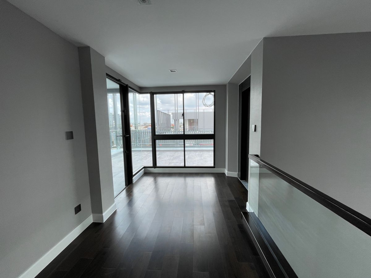 ขายบ้านเลียบทางด่วนรามอินทรา : บ้านเดี่ยวสุดหรู 95E1 (ไนน์ตี้ไฟว์อีสต์วัน) สไตล์ Ultra Luxury พร้อมสระว่ายน้ำส่วนตัว ใกล้ทางด่วนและย่านธุรกิจ บ้าน 3 ชั้น 4 ห้องนอน 7 ห้องน้ำ 5 ที่จอดรถ เข้าออก 2 ทาง ทั้งถนนเลียบทางด่วนเอกมัย – รามอินทรา และถนนเกษตร-นวมินทร์