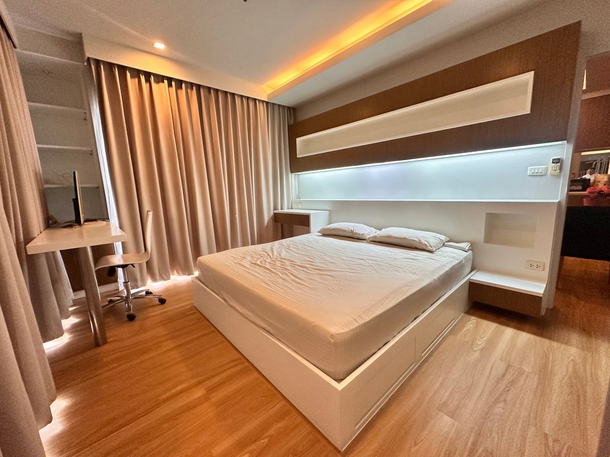 ให้เช่าคอนโดสุขุมวิท อโศก ทองหล่อ : Condo for Rent at Noble Refine corner type (S03-2032)
