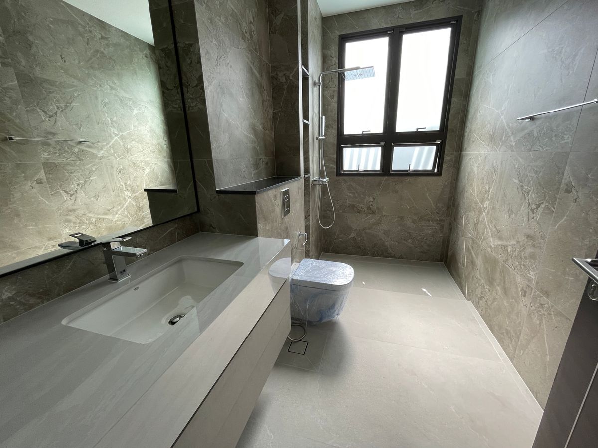 ขายบ้านเลียบทางด่วนรามอินทรา : บ้านเดี่ยวสุดหรู 95E1 (ไนน์ตี้ไฟว์อีสต์วัน) สไตล์ Ultra Luxury พร้อมสระว่ายน้ำส่วนตัว ใกล้ทางด่วนและย่านธุรกิจ บ้าน 3 ชั้น 4 ห้องนอน 7 ห้องน้ำ 5 ที่จอดรถ เข้าออก 2 ทาง ทั้งถนนเลียบทางด่วนเอกมัย – รามอินทรา และถนนเกษตร-นวมินทร์